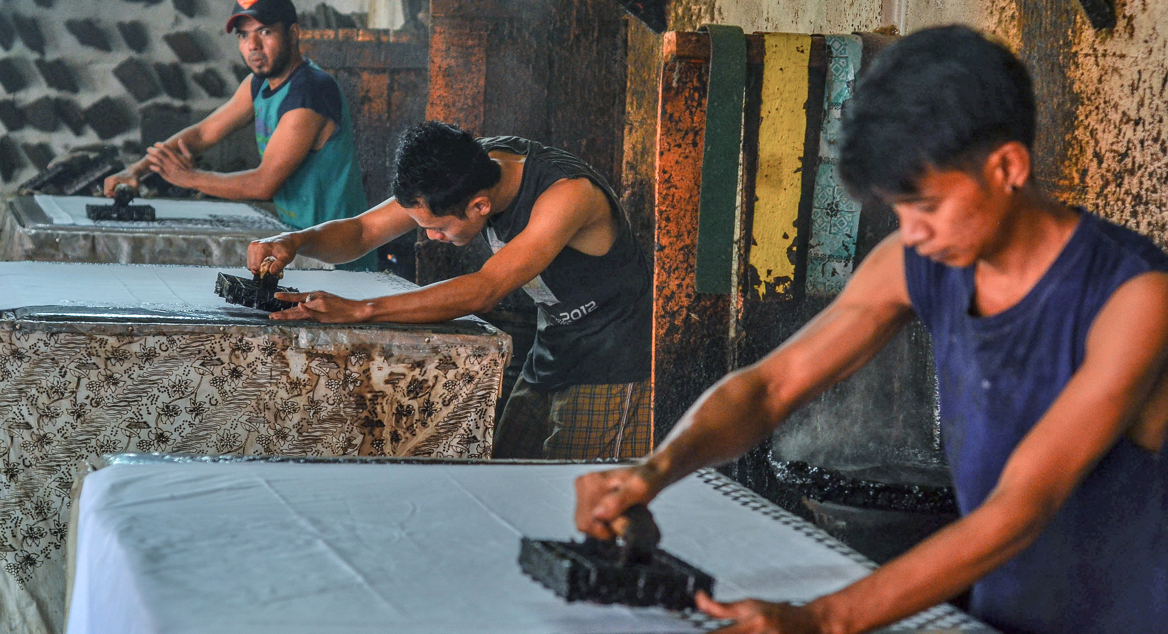 Pekerja membuat batik cap di sebuah rumah produksi, Kota Tasikmalaya, Jawa Barat.