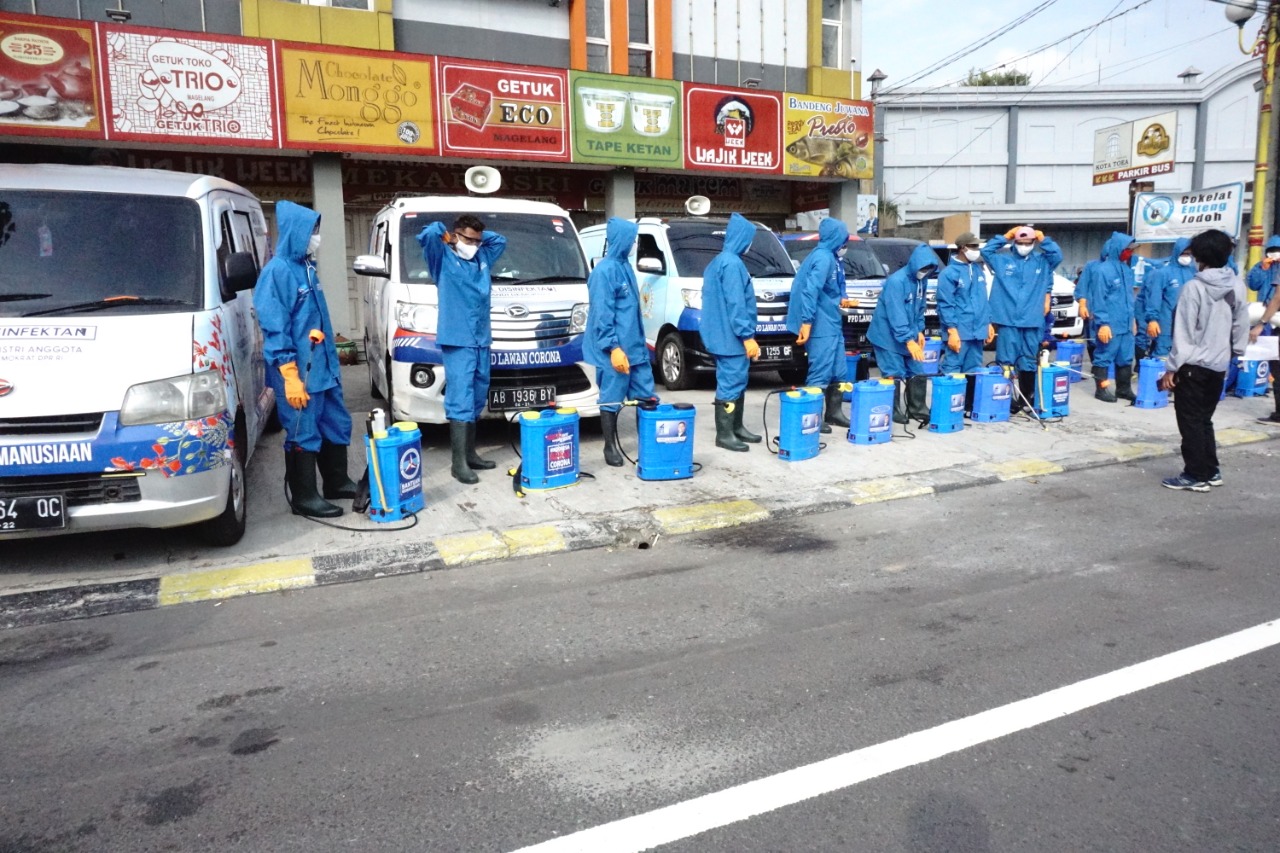 Penyemprotan disinfektan di Magelang oleh Fraksi Partai Demokrat
