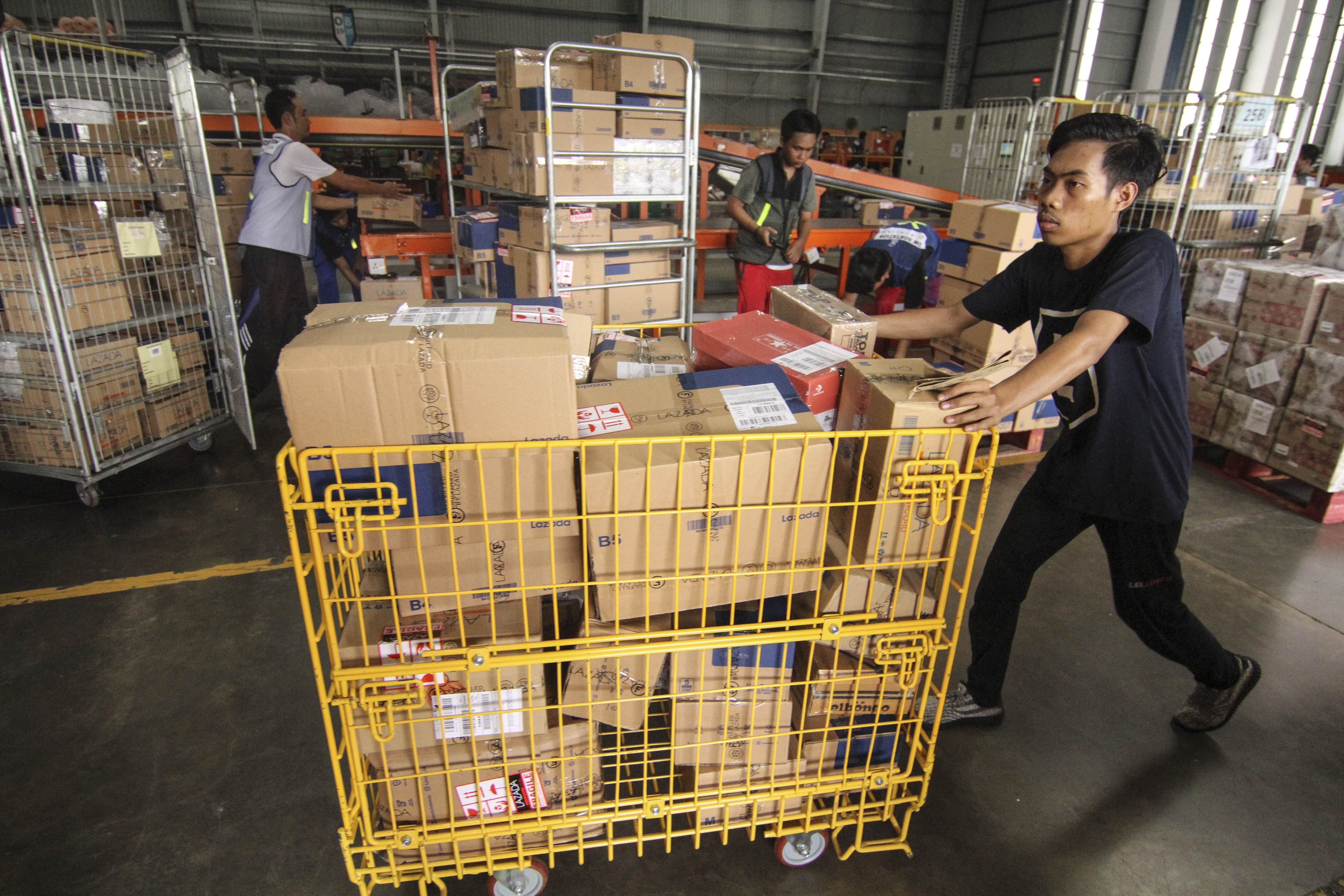  Pekerja mengangkut barang pesanan konsumen di Warehouse pelapak online.