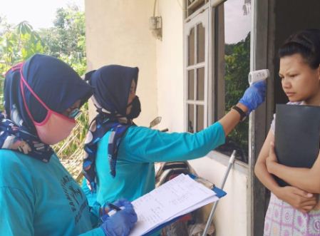 para petugas pengukur suhu harus memastikan suhu warga di wilayahnya tidak demam dan normal di bawah 37,5 derajat Celcius. 