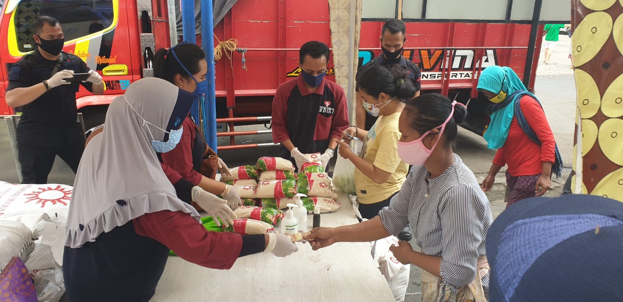 Warga membeli gula yang diproduksi PT IGN Kendal