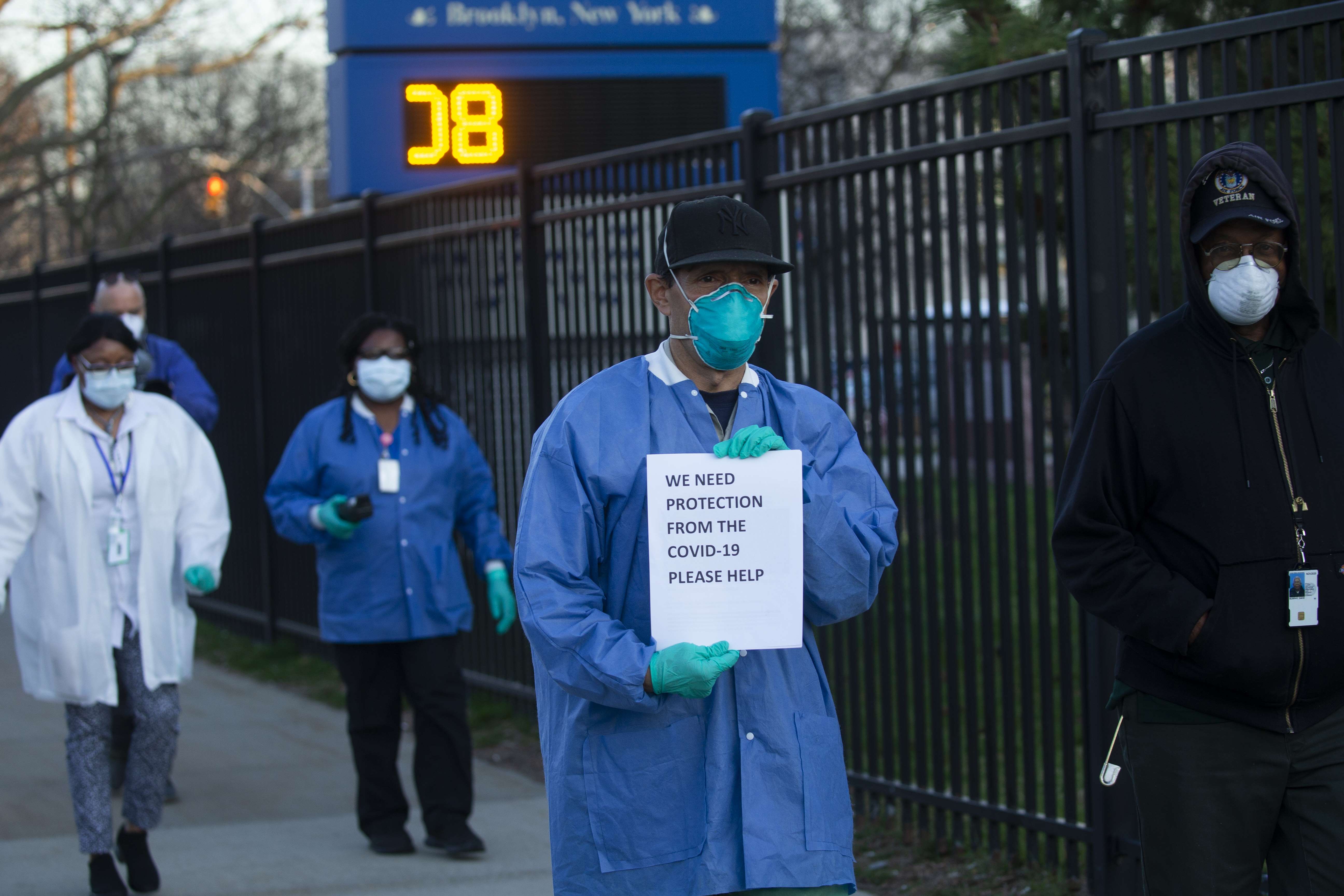 Sejumlah perawat di New York, AS, saat pergantian shift menggelar protes karena minimnya perlindungan bagi mereka saat menangani covid-19.