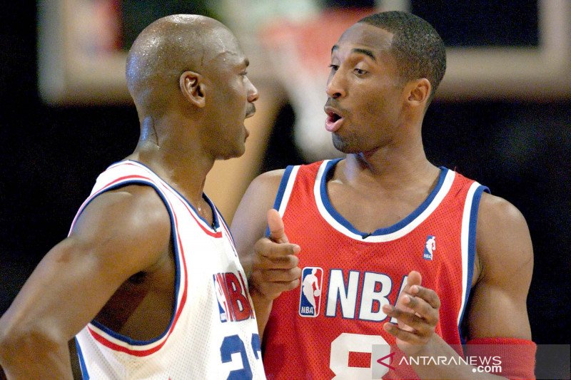 Foto Dokumentasi - Michael Jordan dan Kobe Bryant saat pertandingan NBA All Star ke-52 di Atlanta, Georgia, 9 Februari 2003.