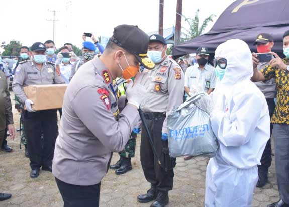 apolda Jambi Irjen Pol Firman Santhiyabudi memberikan bingkisan kepada petugas perbatasan Jambi-Sumatera Barat via Kabupaten Bungo.