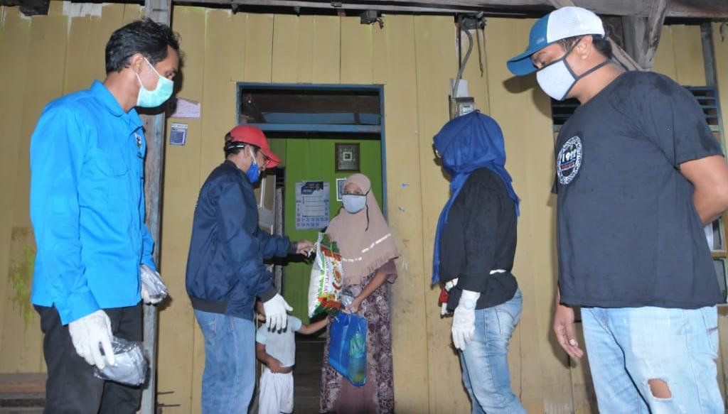 Ketua KNPI Provinsi Maluku Utara, Irman Saleh membagikan sembako kepada warga Ternate, Senin (20/4/2020).