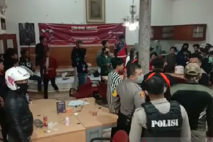 Polisi membubarkan kumpulan anak muda pemain game online di Kabupaten Garut, Jawa Barat, Sabtu tengah malam (18/4/2020).