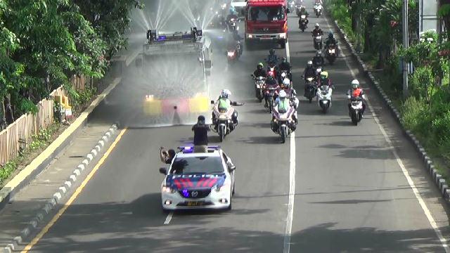 Penyemprotan disinfektan dilakukan di pintu masuk perbatasan kota Surabaya dengan Kabupaten Sidoarjo 