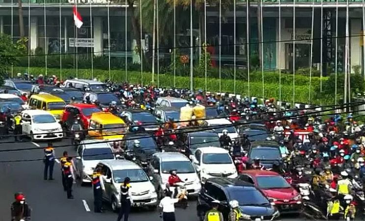 Kemacetan lalu lintas terjadi di Bunderan Waru atau perbatasan Kota Surabaya dengan Kabupaten Sidoarjo, Jawa Timur.