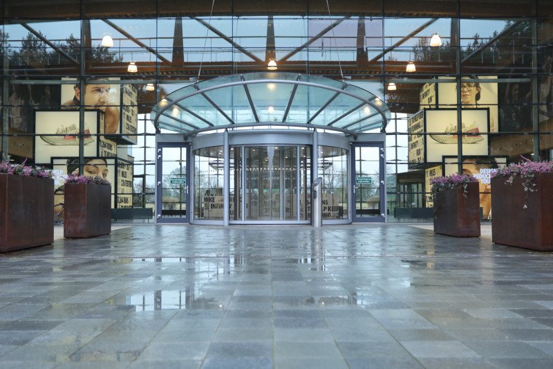 Pintu masuk kantor pusat Nike di Hilversum Belanda, tempat karyawan dari berbagai negara bekerja.