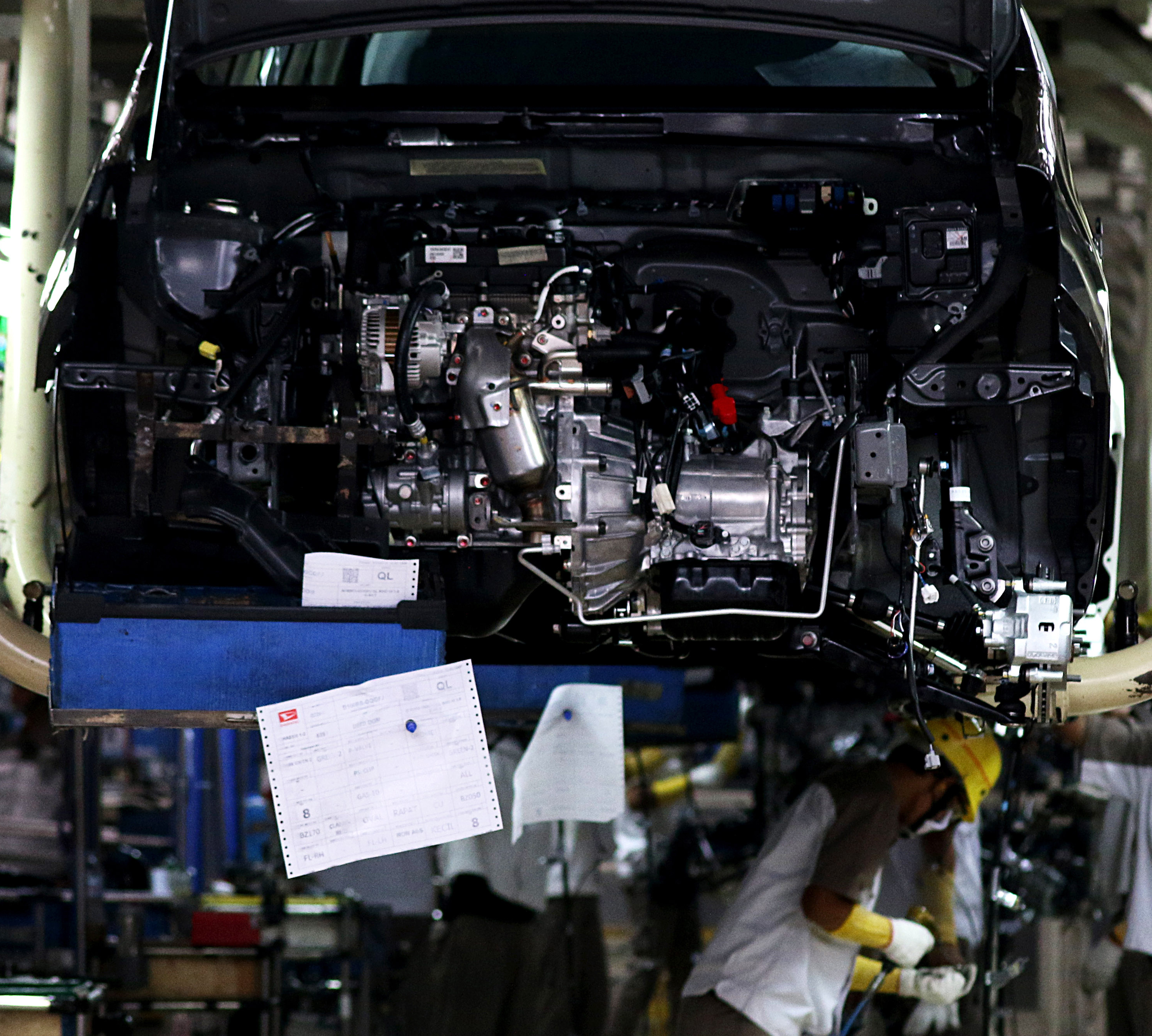 Pekerja menyelesaikan perakitan mobil di pabrik Astra Daihatsu Motor (ADM) di Karawang Assembly Plant, Jawa Barat, Rabu (24/8)