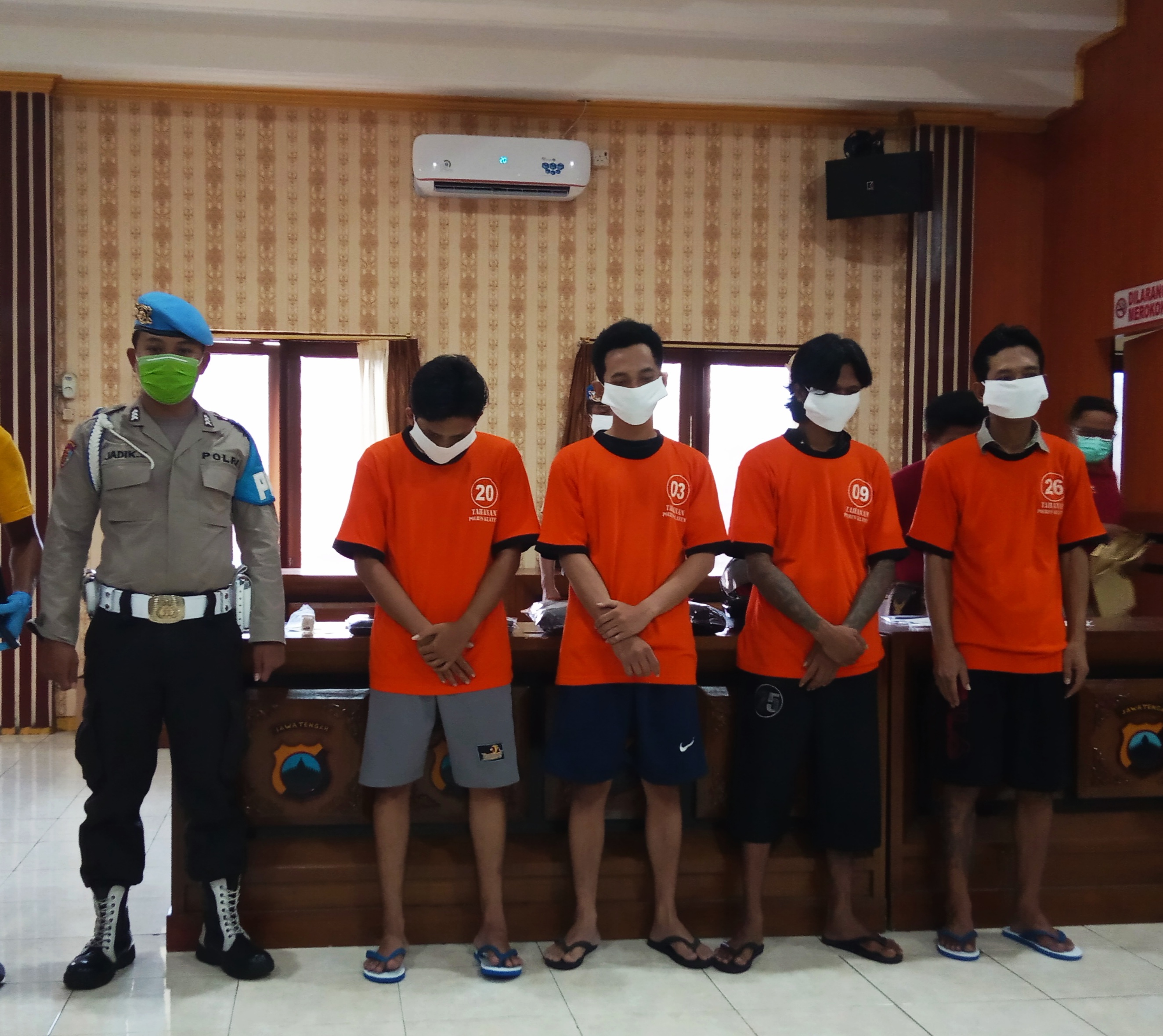 Empat dari enam tersangka kasus narkoba yang ditangkap bulan lalu oleh Satnarkoba Polres Klaten.