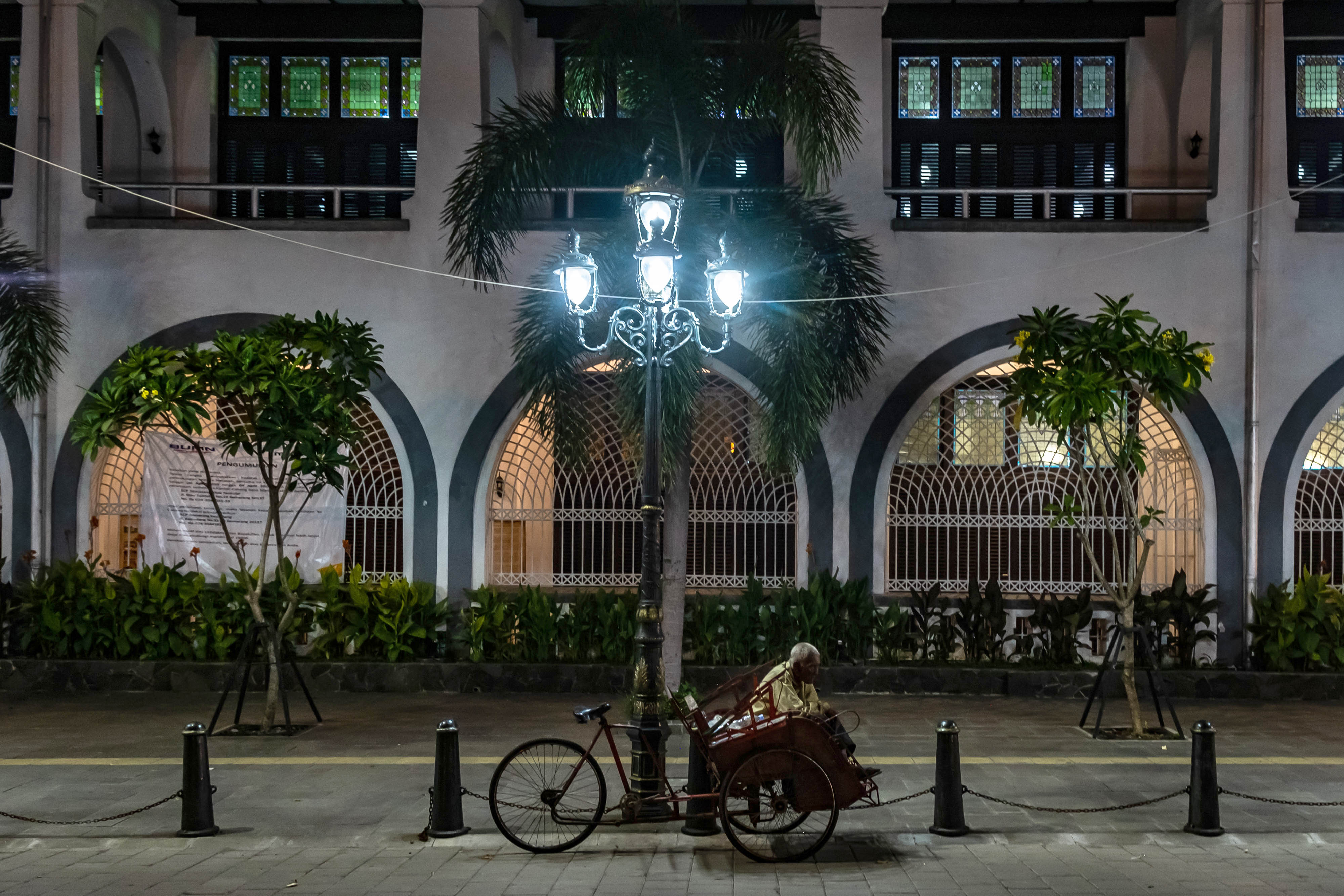 Seorang tukang becak di Kawasan Kota Lama Semarang, Jawa Tengah, Jumat (17/4).