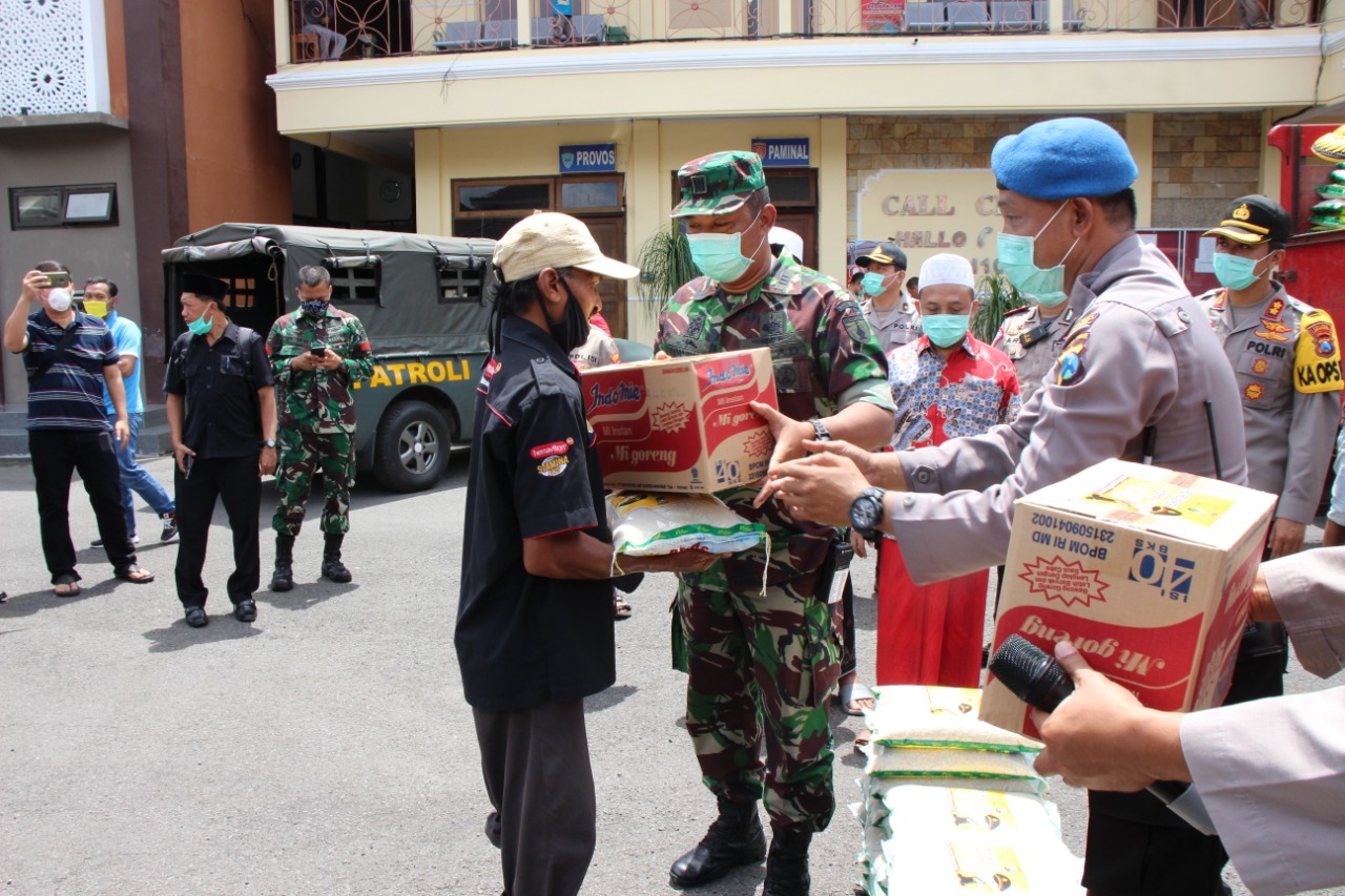 Kapolres Jember AKB Aris Supriyono menggerakkan anggotanya terjun ke pelosok desa mencari warga tidak mampu. 