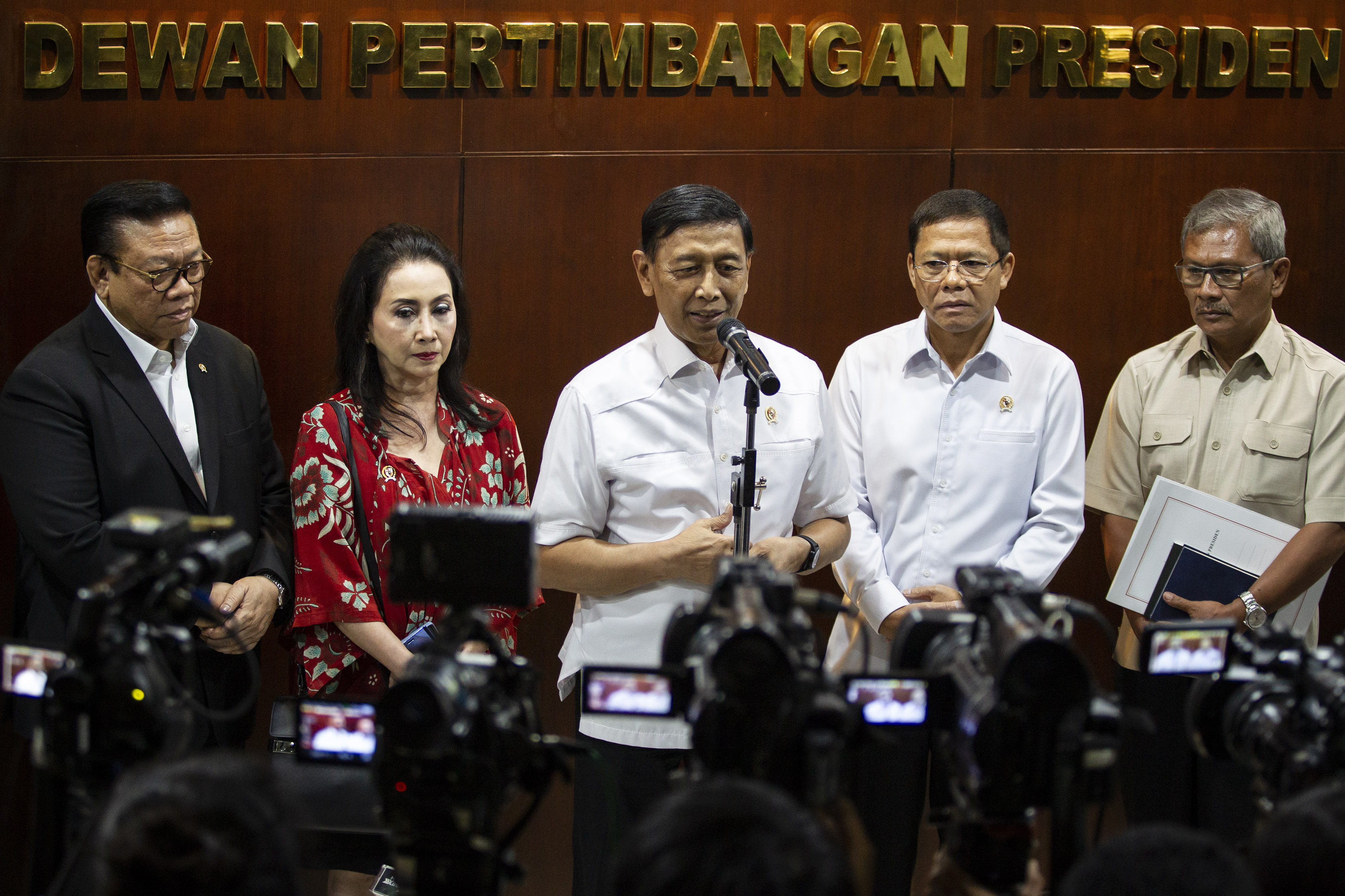 Wantimpres menyampaikan keterangan pers usai menggelar rapat pembahasan perkembangan virus Corona (COVID-19) di kantor Wantimpres.