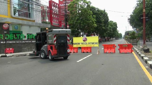 Persiapan pemberlakukan jam malam di Sidoarjo, Jawa Timur.