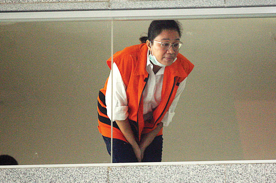 AKUI SEBAGAI PERANTARA: Tersangka mantan anggota Bawaslu Agustiani Tio Fridelina berada di Gedung KPK untuk menjalani sidang secara daring