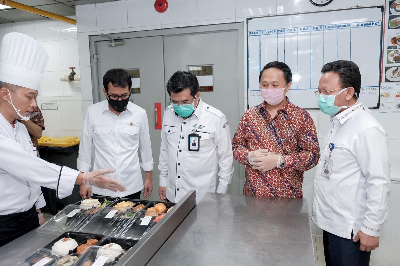 Menteri Pariwisata dan Ekonomi Kreatif Wishnutama Kusubandio meninjau kesiapan Swiss-BelHotel Pondok Indah di Jakarta, Jumat (3/4).