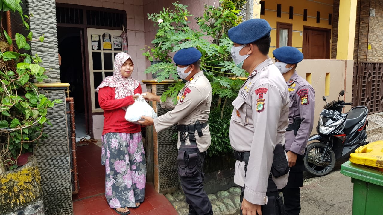 Brimob menyalurkan bantuan sembako ke warga