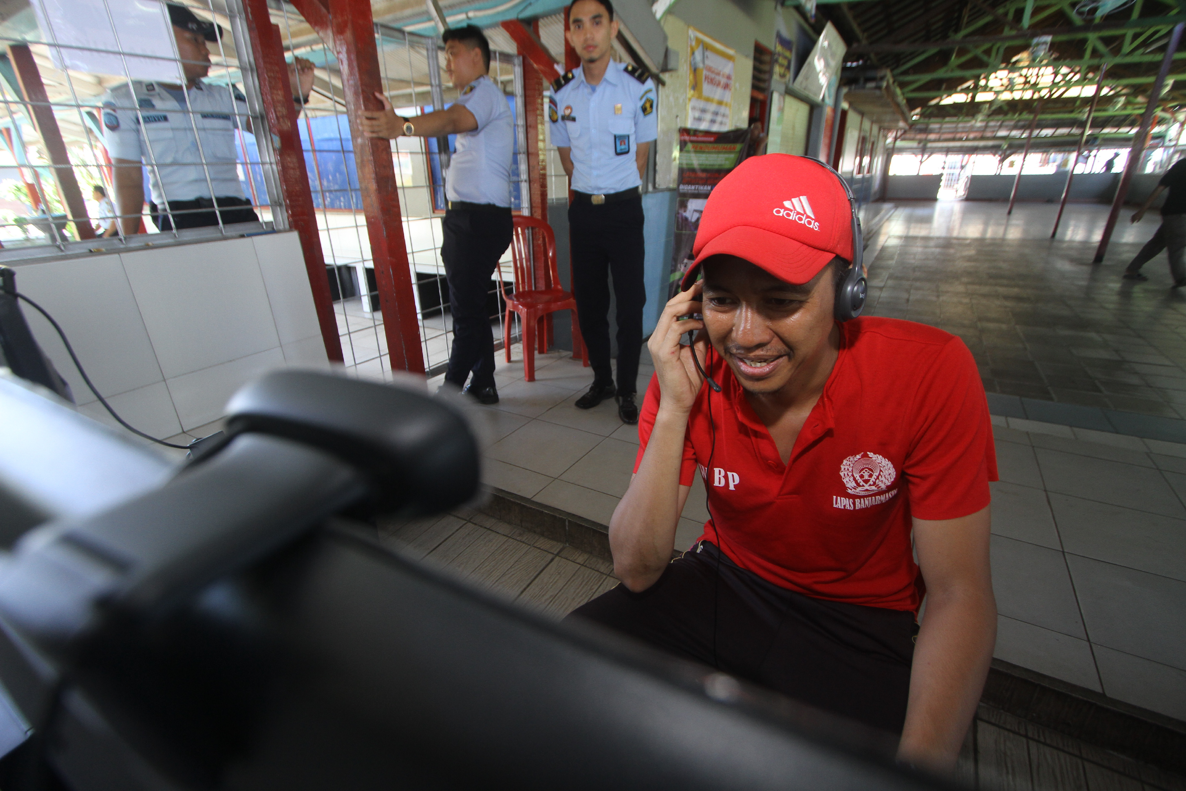 Warga binaan menggunakan fasilitas video call di bawah pengawasan petugas Lapas Kelas II A Banjarmasin, Kamis (26/3/2020)
