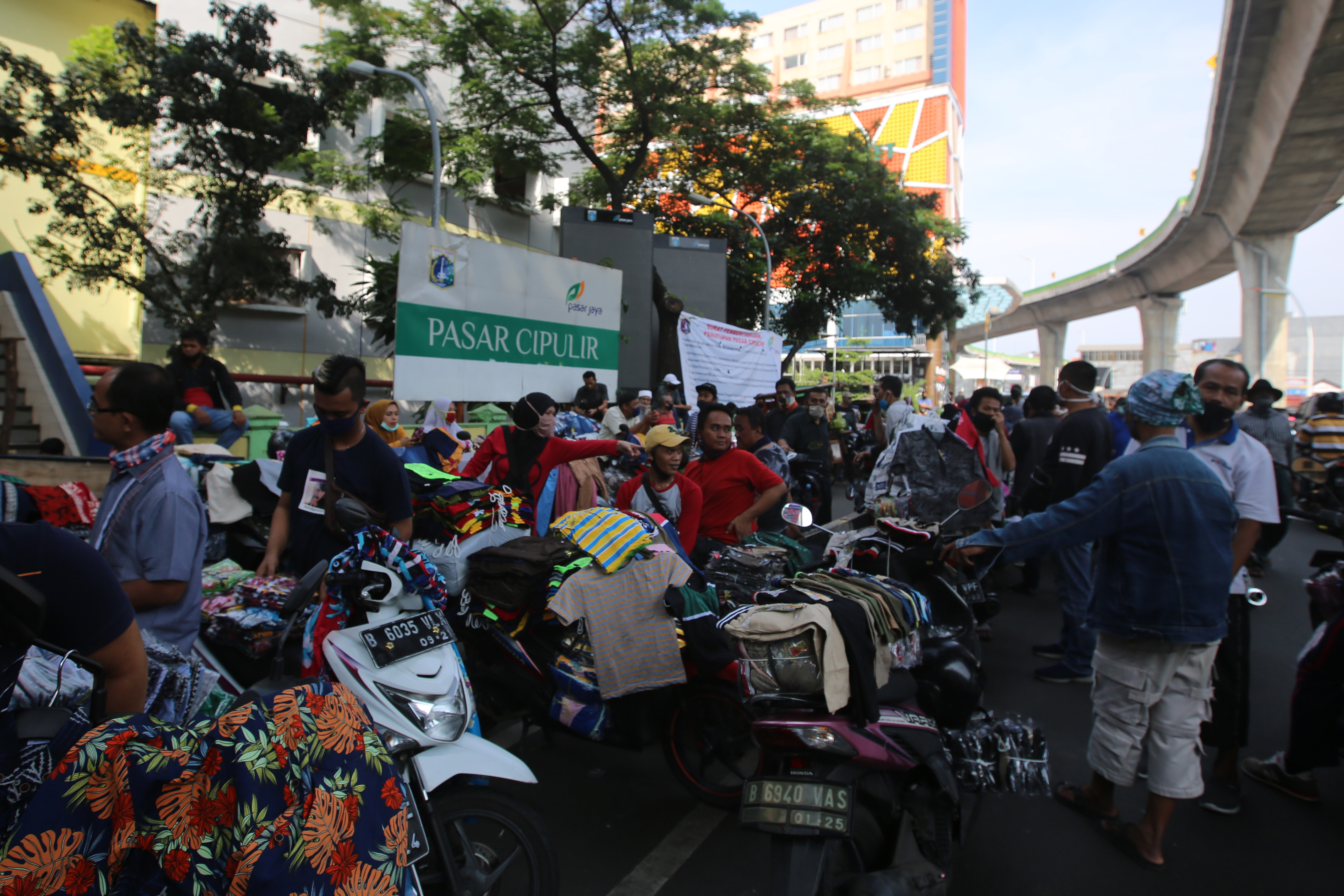 Pedagang menjajakan dagangannya di tepi jalan Pasar Cipulir, Jakarta Selatan, Sabtu (18/4) saat pembatasan sosial berskala besa