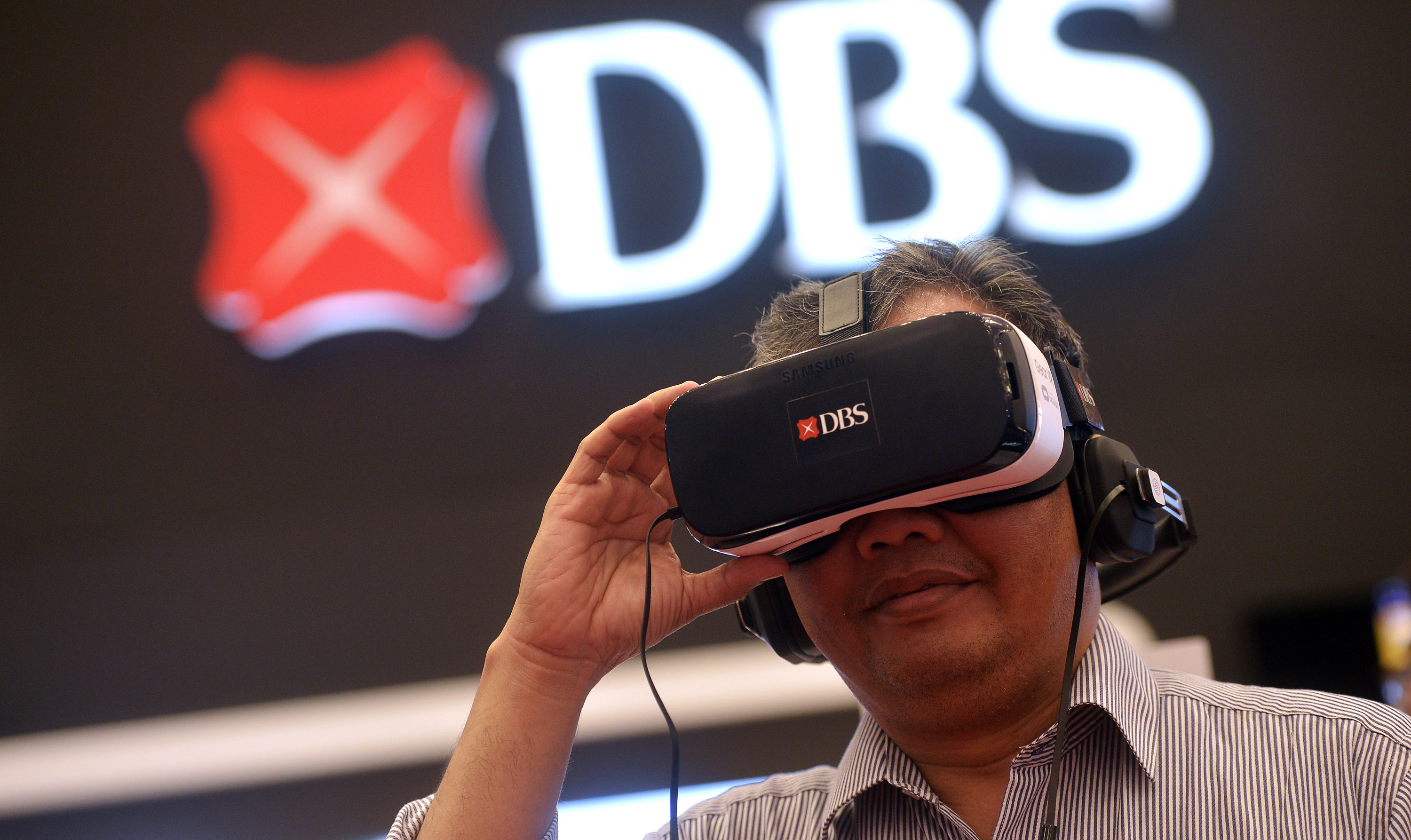 Pengunjung mencoba fitur layanan perbankan virtual di stan DBS Bank di ICE BSD, Tangerang Selatan, Banten, beberapa waktu lalu.