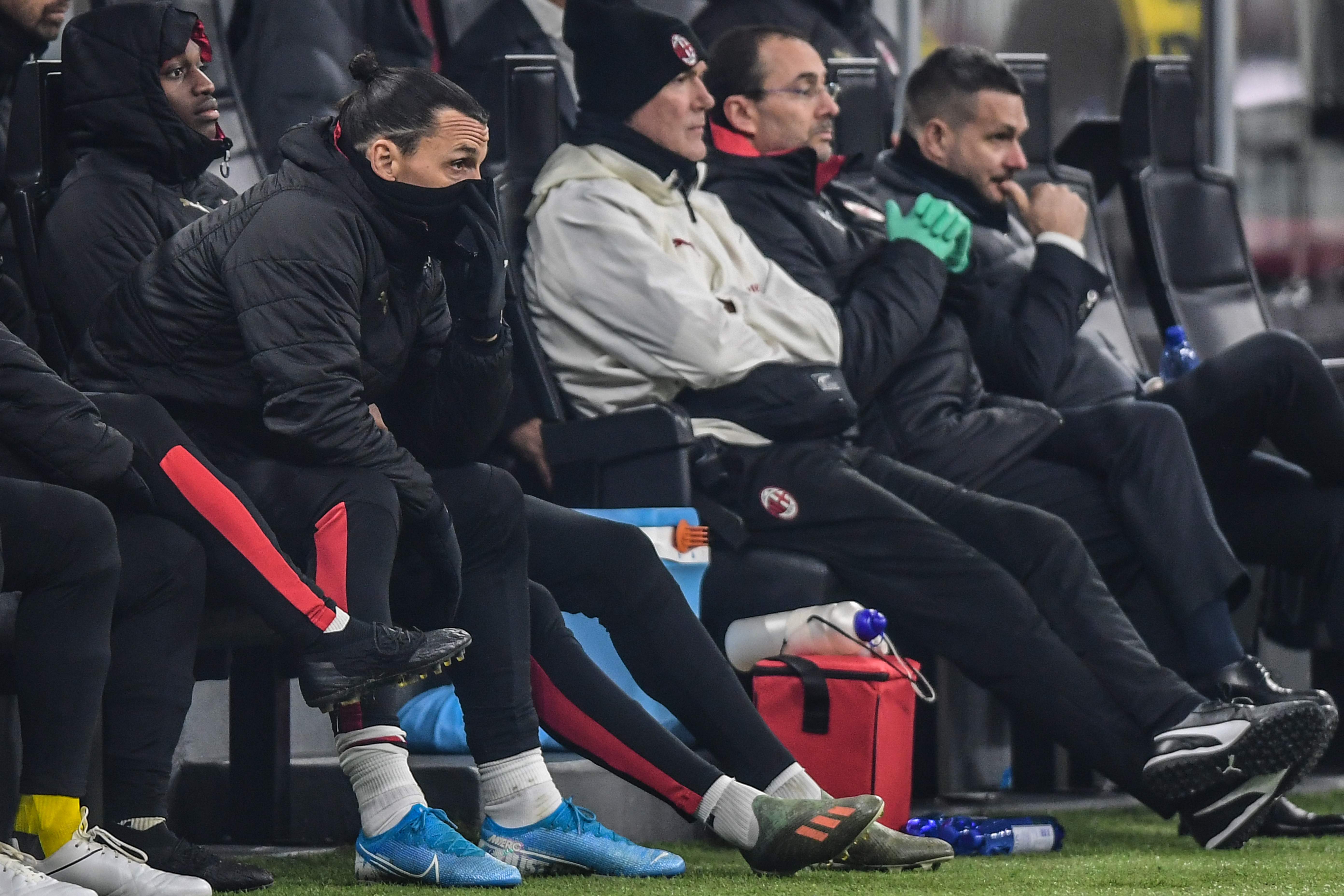 Terhentinya kompetisi akibat wabah korona membuat pemain seperti sedang menjadi pemain cadangan dalam sebuah laga.