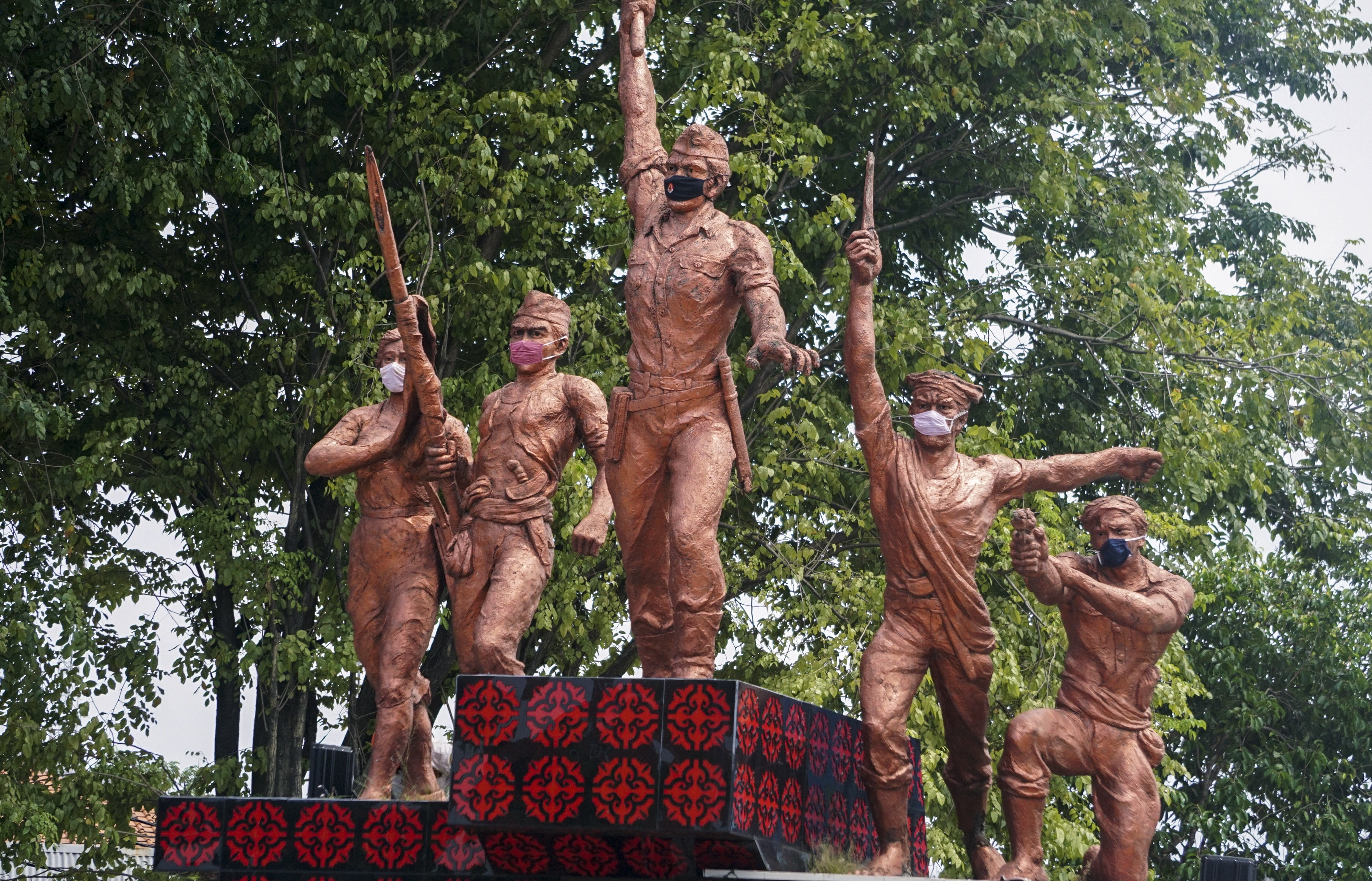 Patung Monumen Djoeang 45 menggunakan masker di Pekalongan, Jawa Tengah, Senin (27/4).