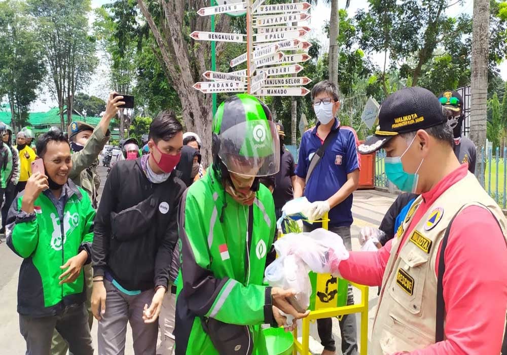 Wali Kota Jambi Syarif Fasha, Sabtu (4/4) kemarin, membagikan 1.500 nasi bungkus kepada wong cilik, antara lain tukang ojek, di Kota Jambi.