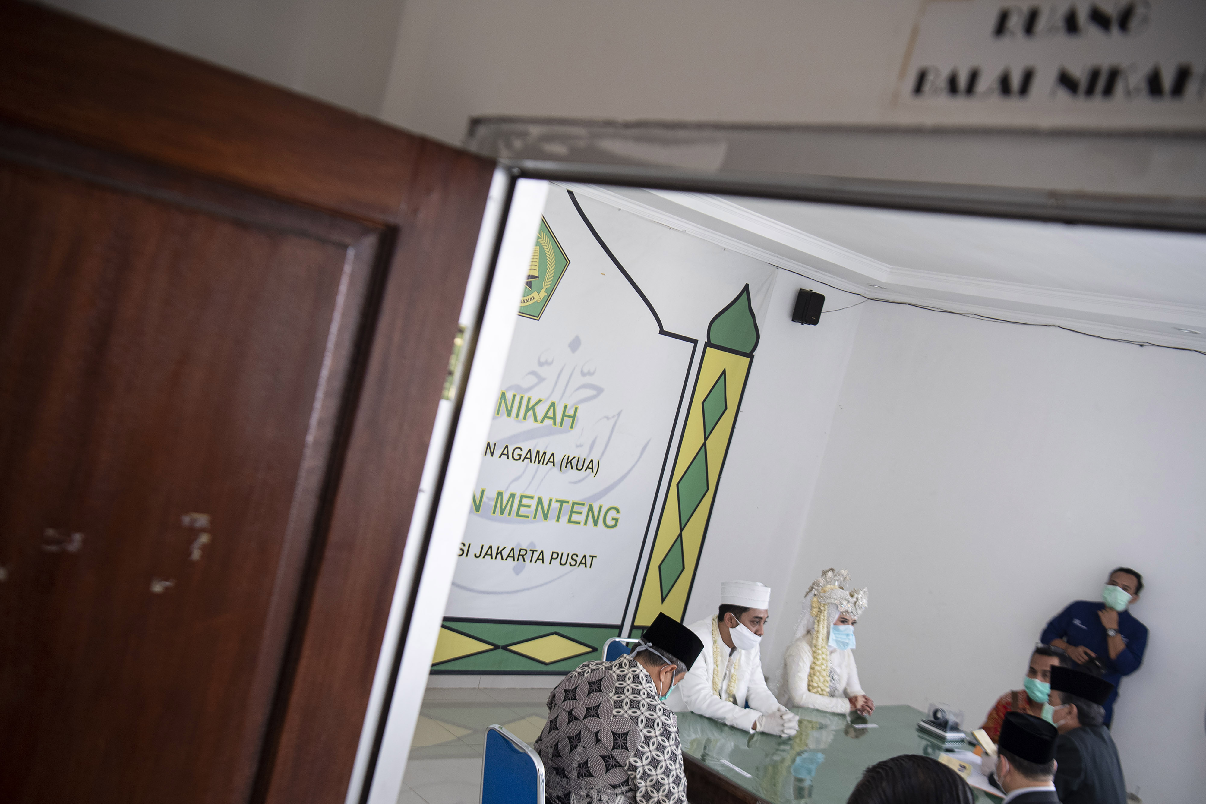 Selama PSBB, jumlah pasangan yang mendaftar untuk menikah mengalami penurunan. 