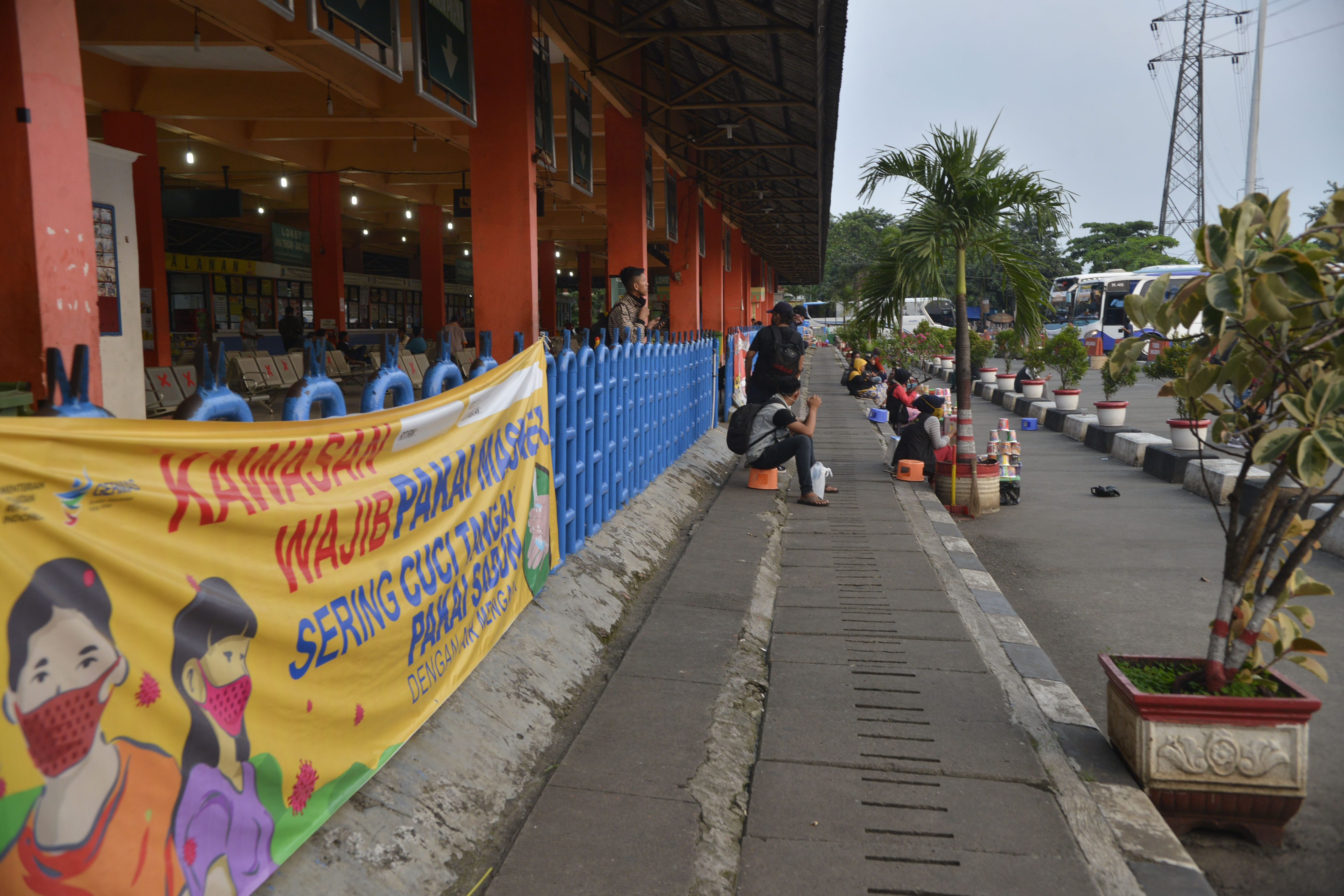 Suasana pengunjung di Terminal Kampung Rambutan Jakarta Timur, Rabu (22/4).