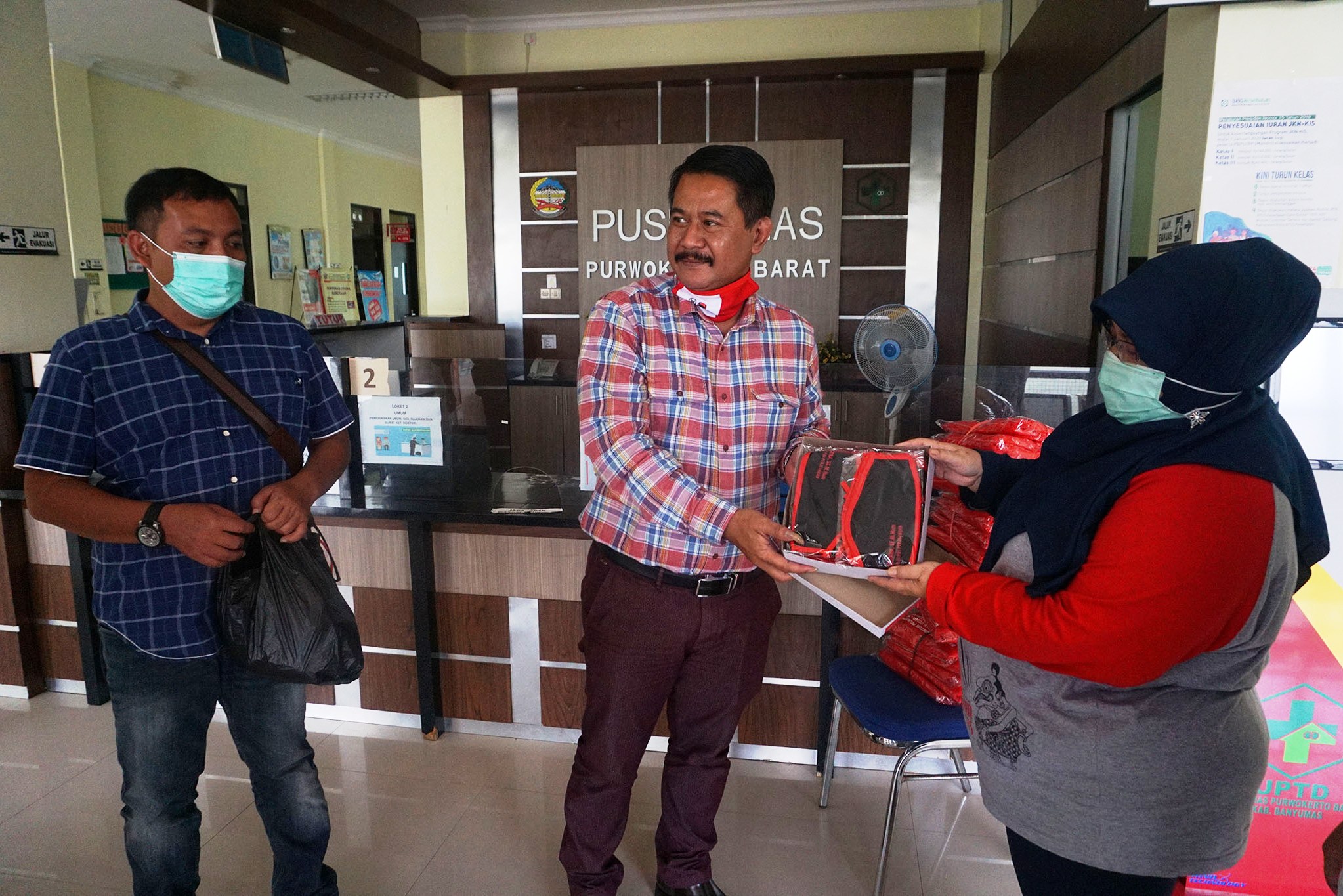 Sejumlah puskesmas di Banyumas mendapat bantuan dari anggota DPR RI, Sunarna.