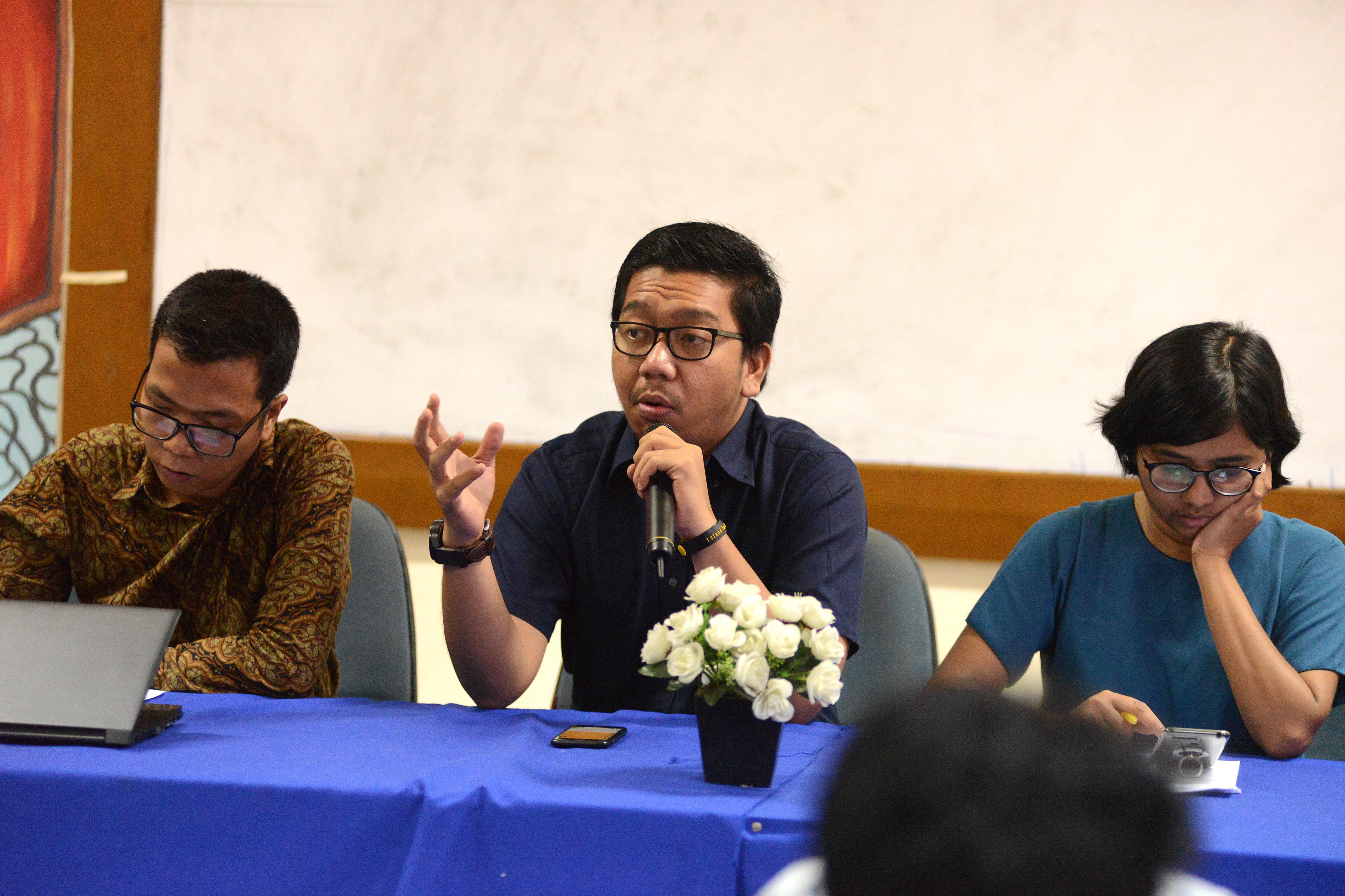 Peneliti ICW, Kurnia Ramadhan (tengah)