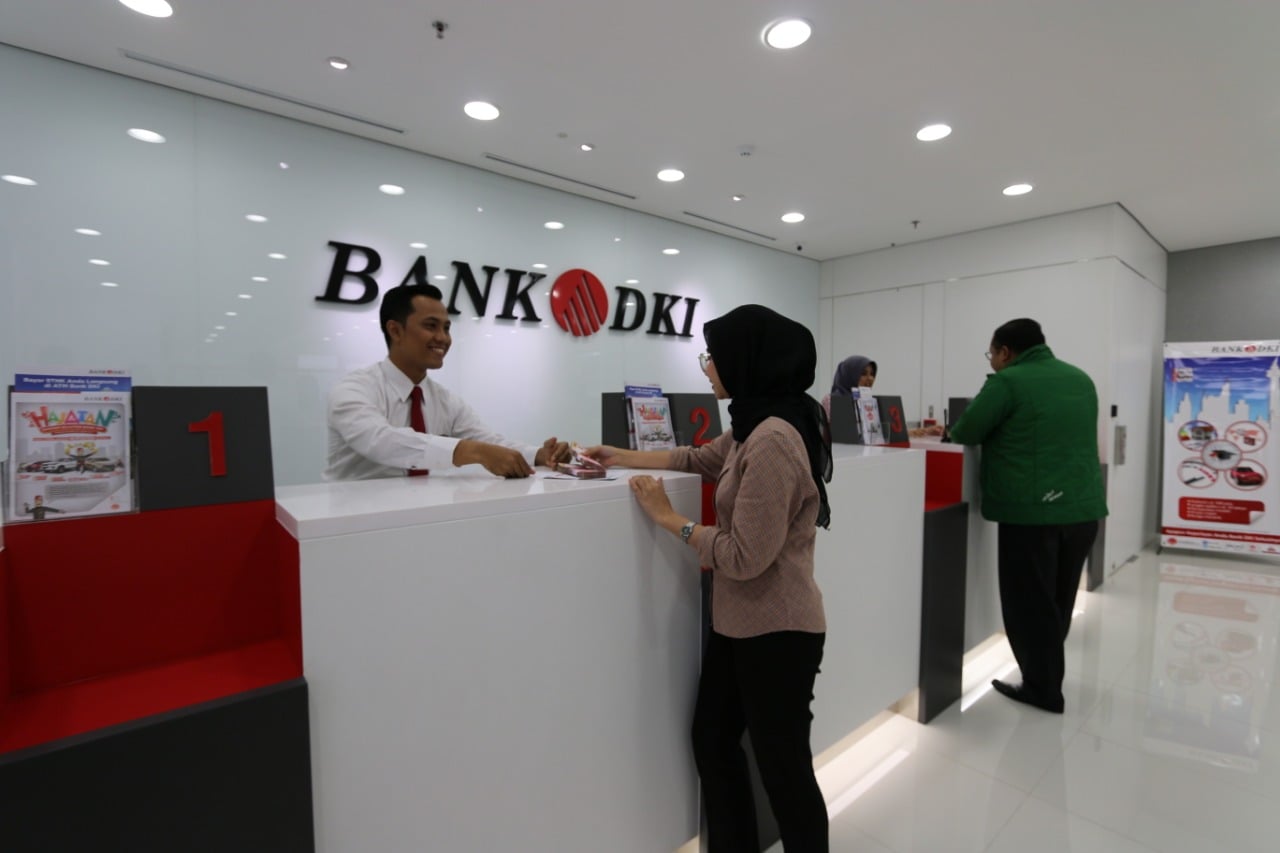 Nasabah bertransaksi di Bank DKI