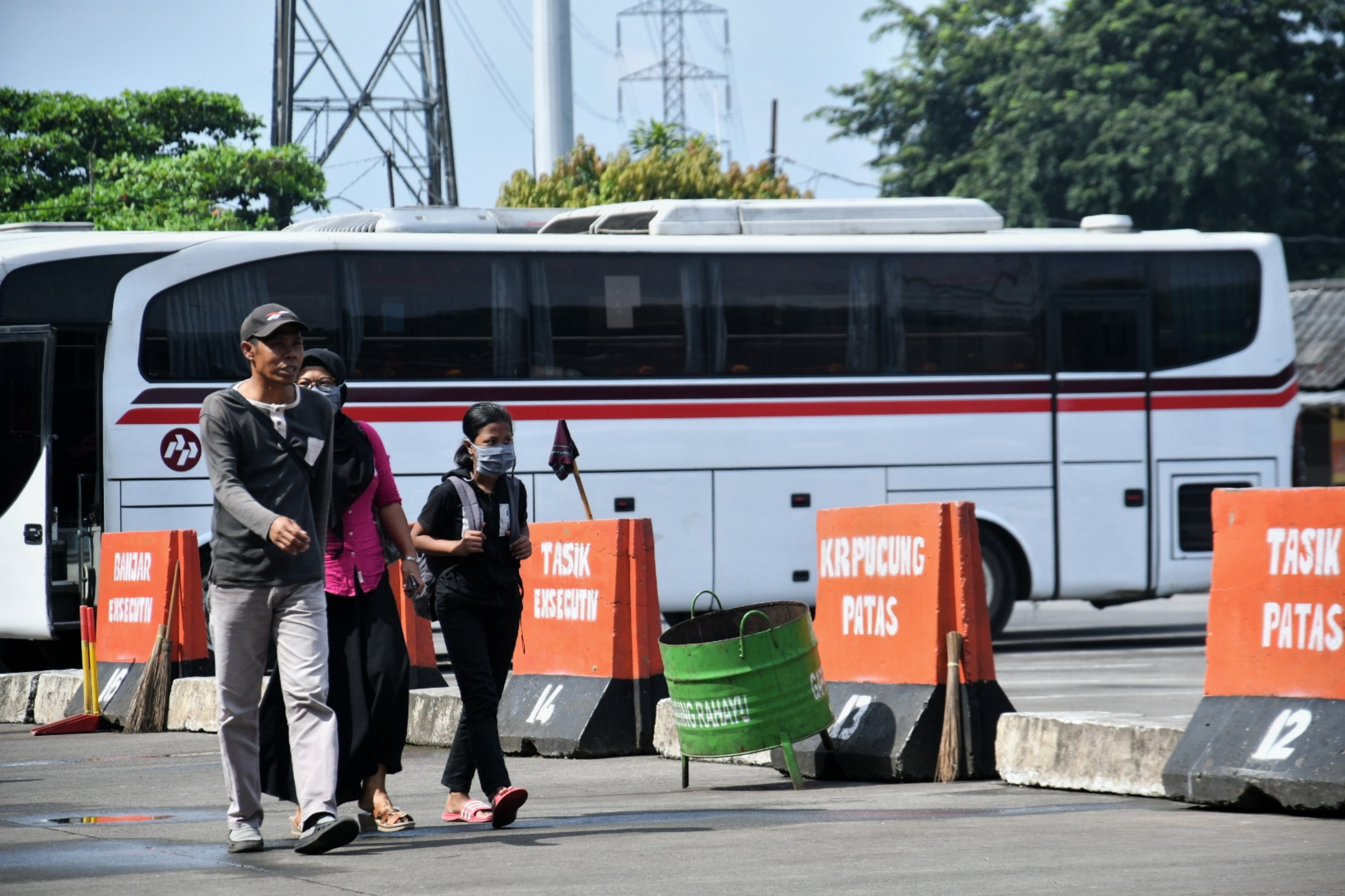 Suasana sepi di Terminal Kampung Rambutan, Jumat (3/4/2020). 