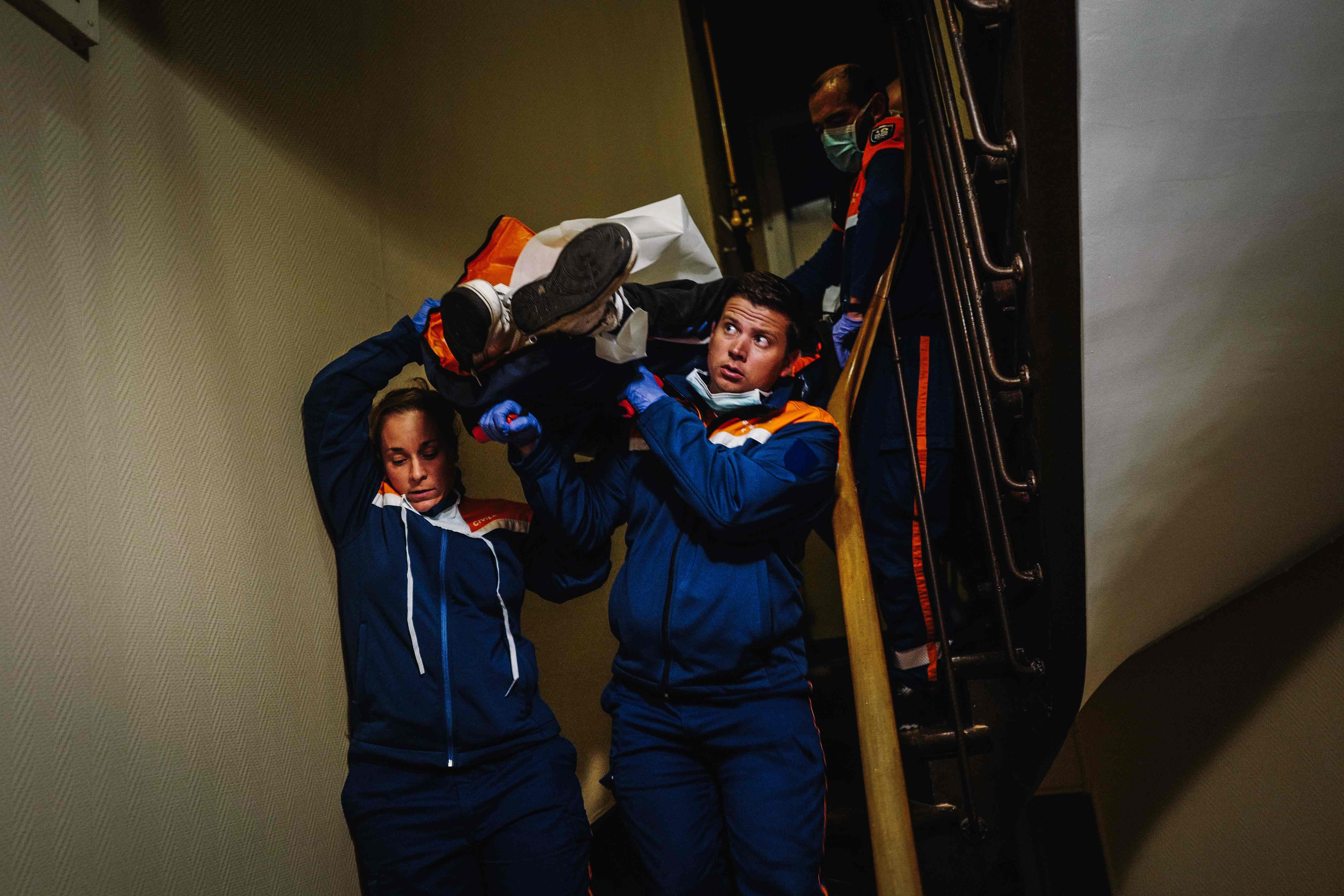 Tenaga kesehatan di Prancis menggotong seseorang yang pingsan diduga terinfeksi korona pada 3 April 2020.