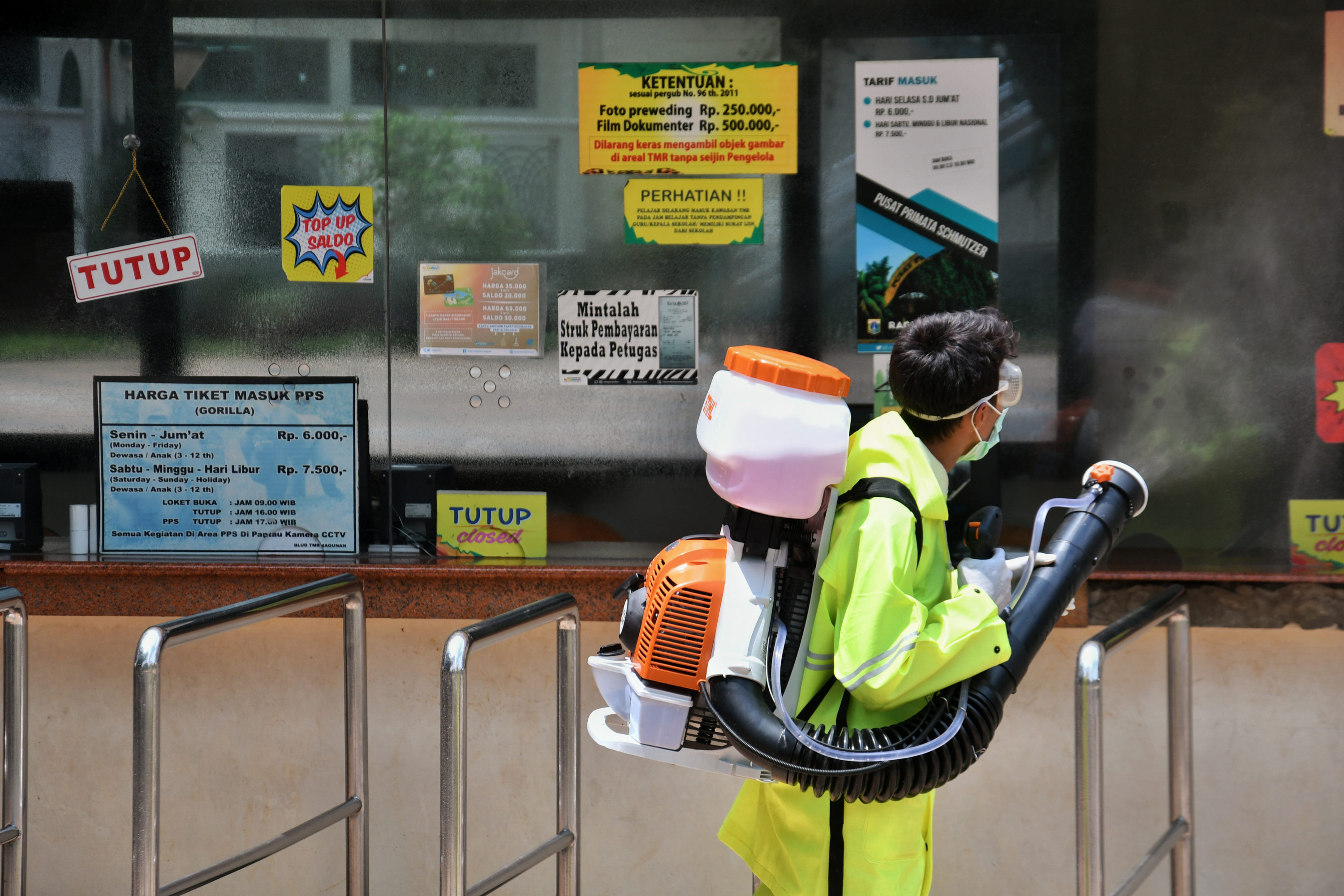 etugas menyemprotkan dIsinfektan di Kebun Binatang Ragunan, Jakarta Selatan, Selasa (17/03).