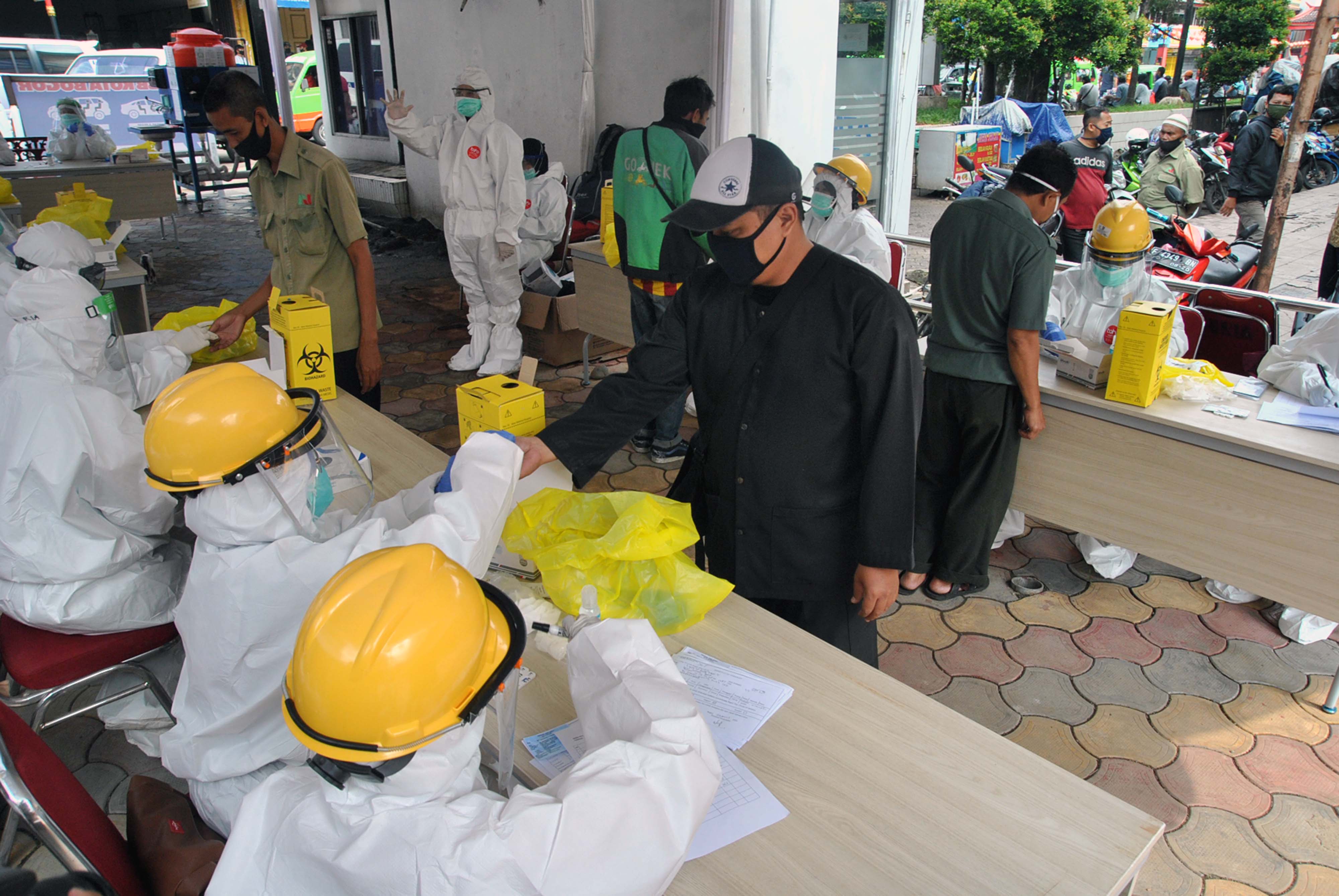 Rapid test dilakukan pada pegawai dan pedagang di Pasar Bogor (29/4)