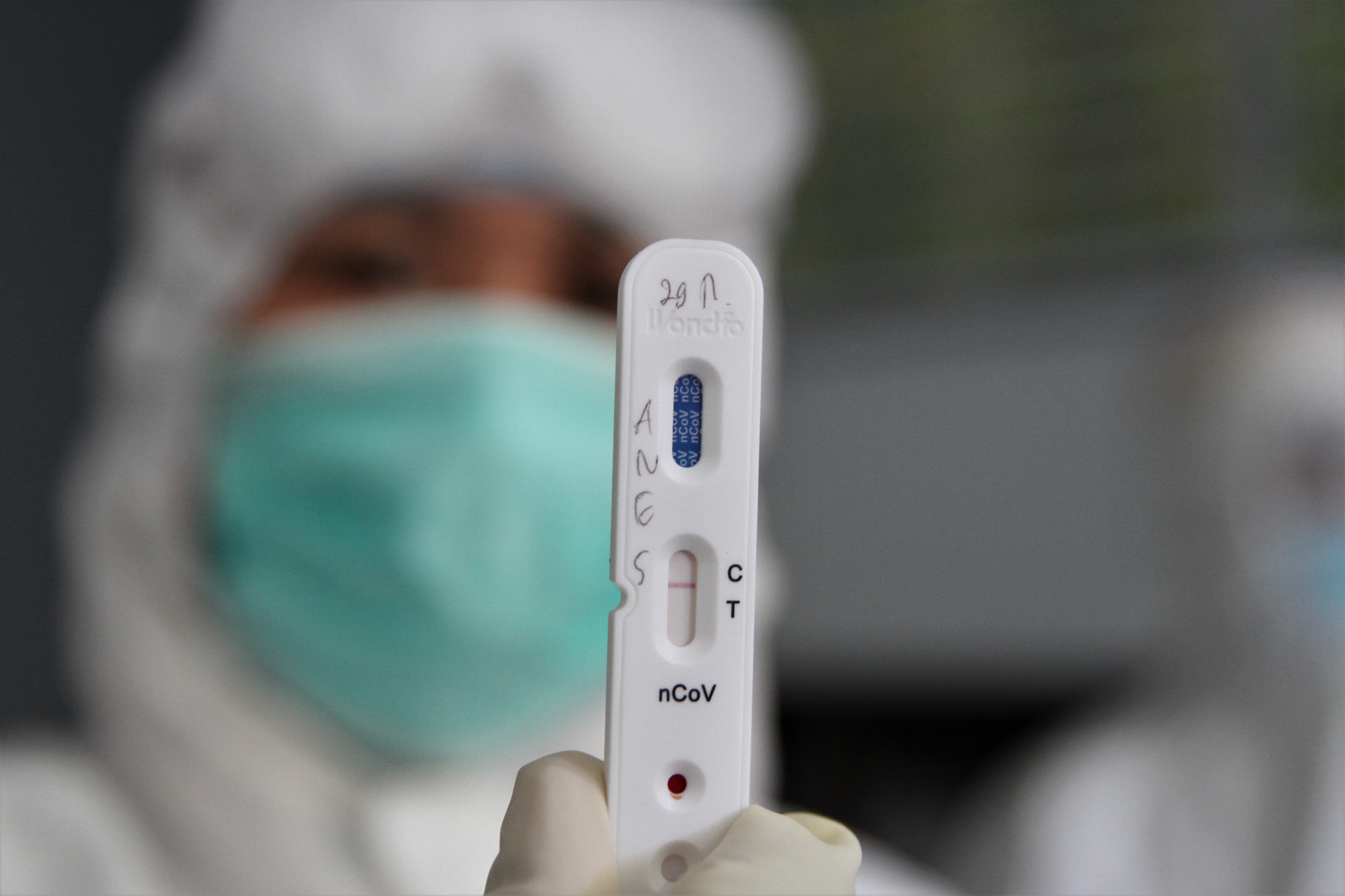 Petugas medis menunjukan rapid test atau pemeriksaan cepat Covid-19.