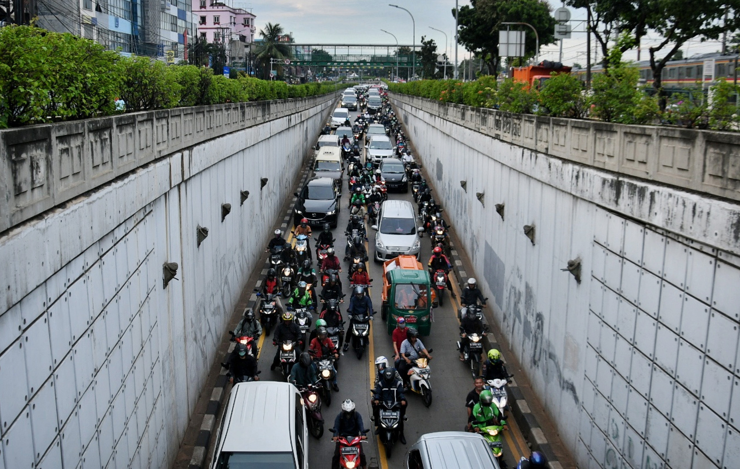Kendaraan terjebak kemacetan hingga sepanjang 1,5 kilometer pada pukul 17.30 WIB di Jalan Tanjung Barat Raya, Pasar Minggu, Jakarta.