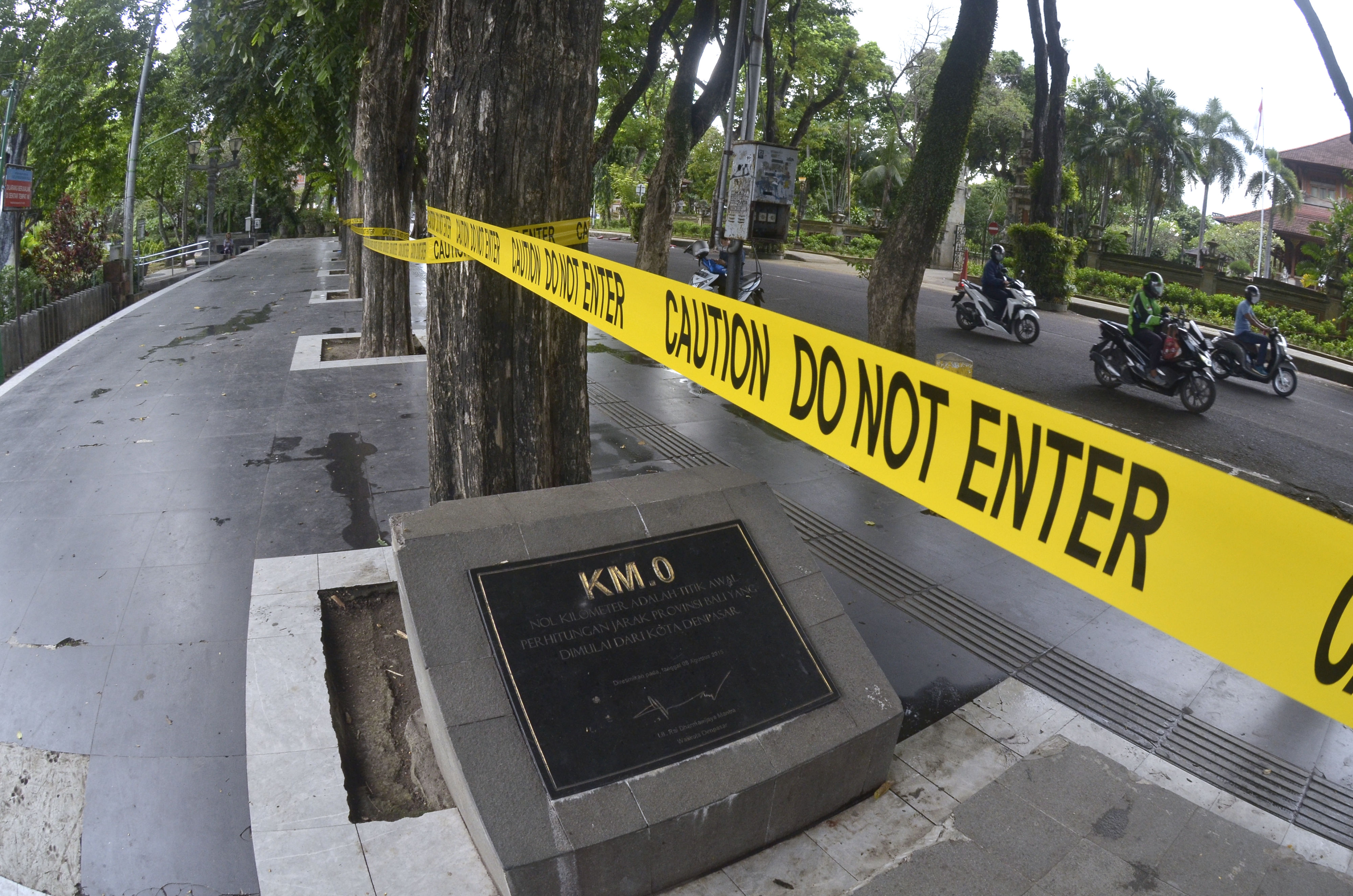 Pita pengaman dipasang di kawasan Lapangan Puputan Badung, Denpasar, Bali, Sabtu (18/4/2020