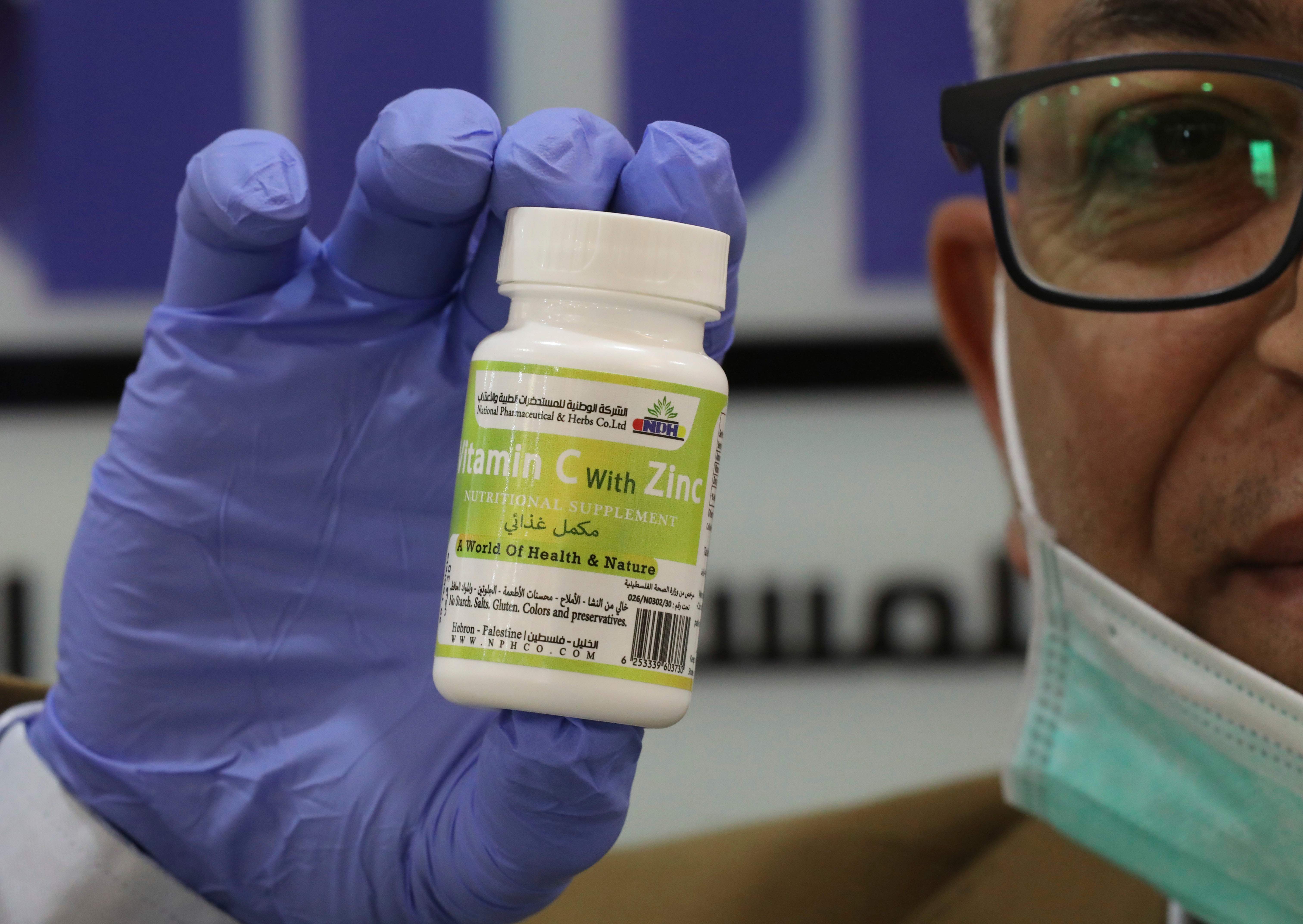 Seorang dokter Palestina memperlihatkan suplemen vitamin C yang dilengkapi Zinc untuk menguatkan imunitas tubuh.