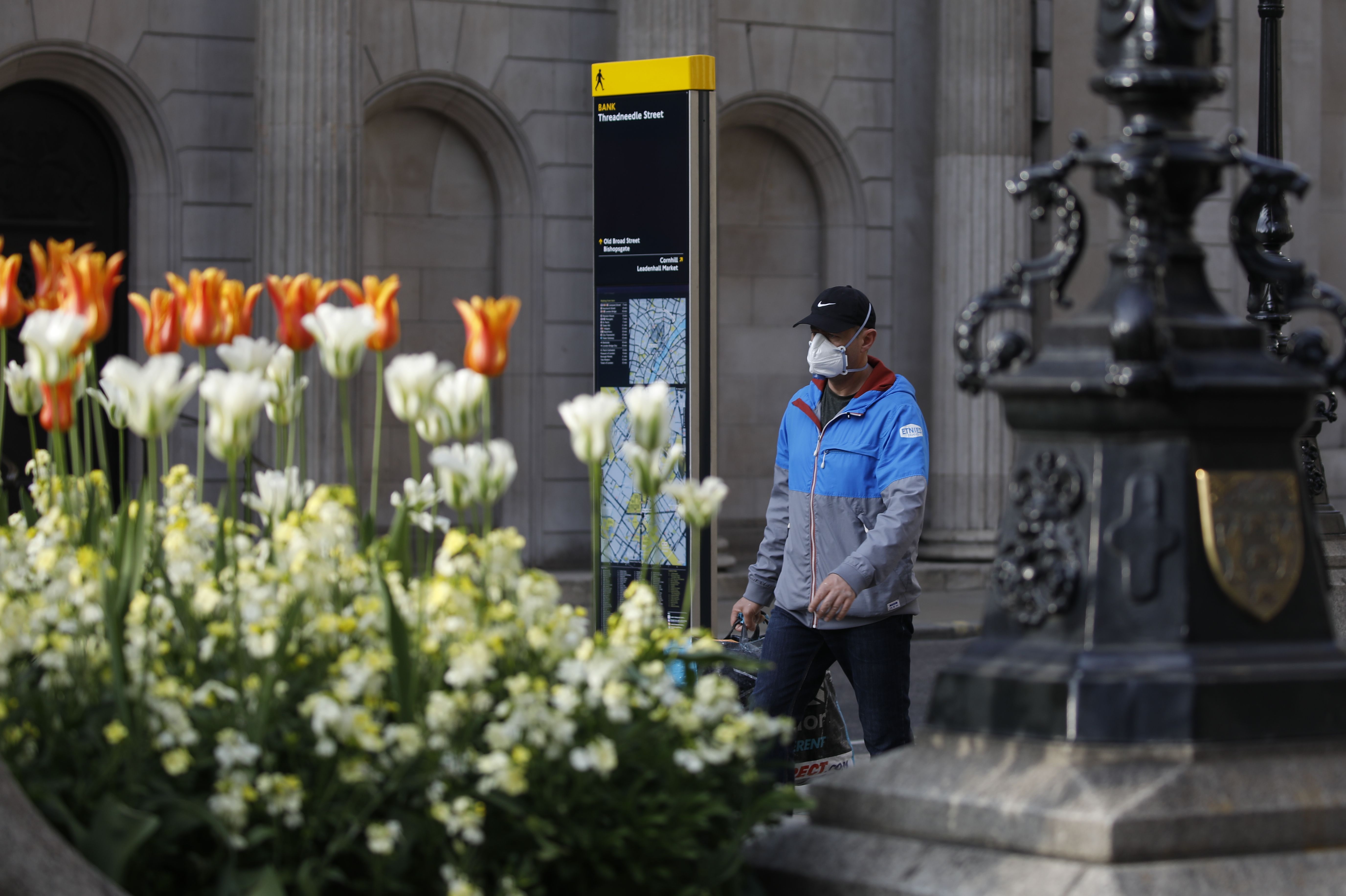 Seorang laki-laki berjalan Bank of England di Kota london sepi, Kamis (16/4). Pemerintah Inggris memperpanjang lockdown selama 3 pekan.