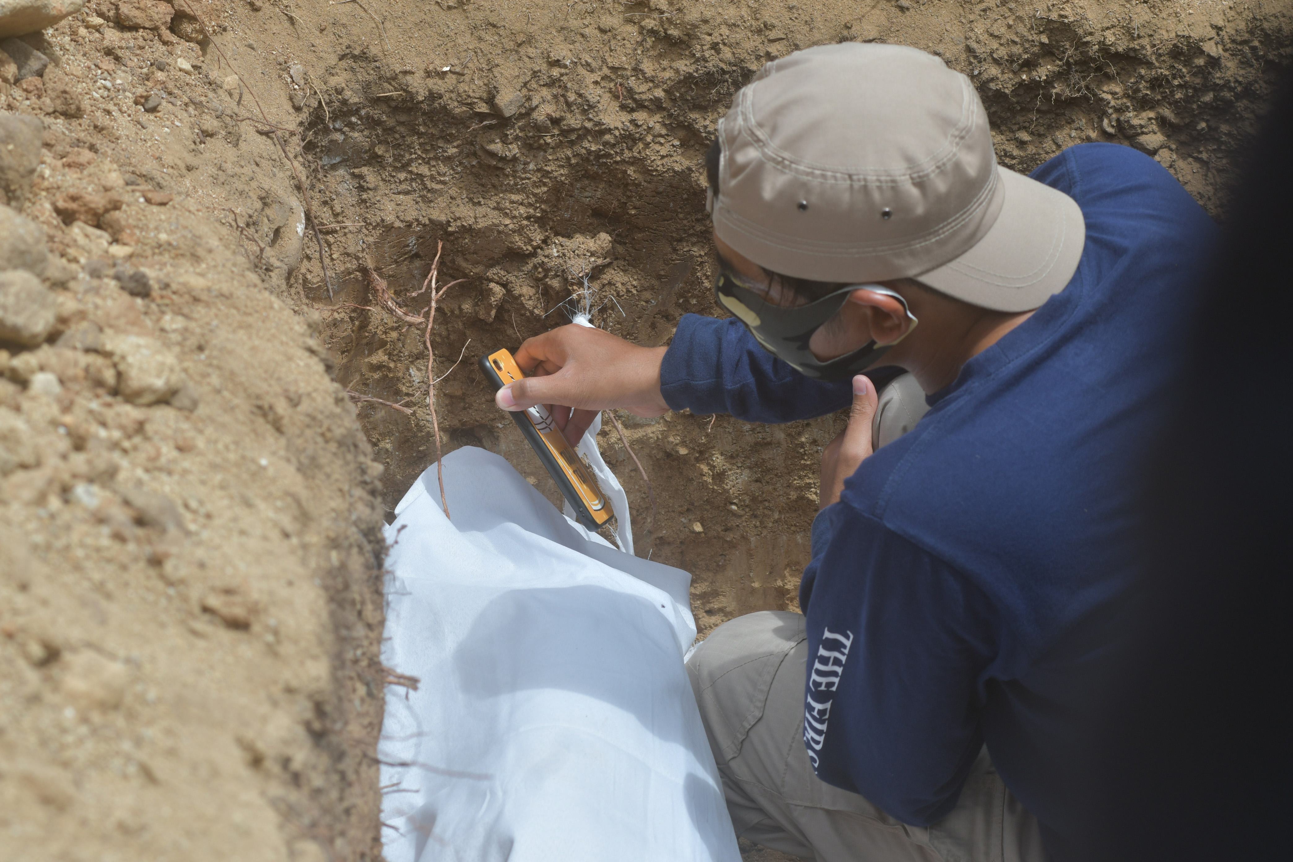 Pihak keluarga di pemakaman terduga teroris anggota kelompok Mujahidin Indonesia Timur (MIT) saat dimakamkan di TPU Poboya, Palu, Sulawesi T