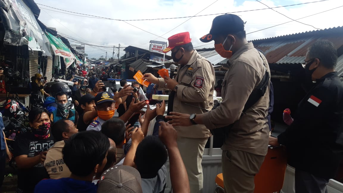 Wali Kota dan Wakil Wali Kota Tasikmalaya blusukan ke pasar tradisional membagikan ribuan masker bagi pedagang, Sabtu (11/4/2020)
