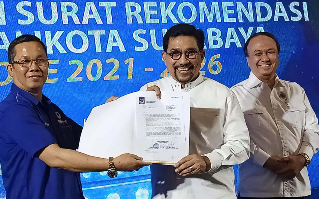 Ketua DPD NasDem Surabaya Robert Simangunsong menyerahkan dukungan DPP NasDem kepada Machfud Arifin (tengah), 20 Feb 2020