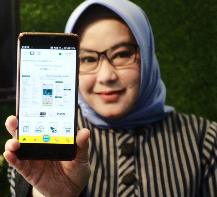  Pegawai Bank Mandiri Syariah memperlihatkan platform layanan digital untuk pelunasan biaya penyelenggara ibadah haji 2020.