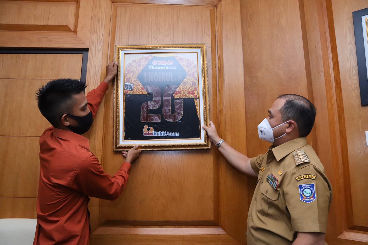 Khairul Huda (kanan) melelang jersey miliknya untuk menggalang dana peduli Covid-19.