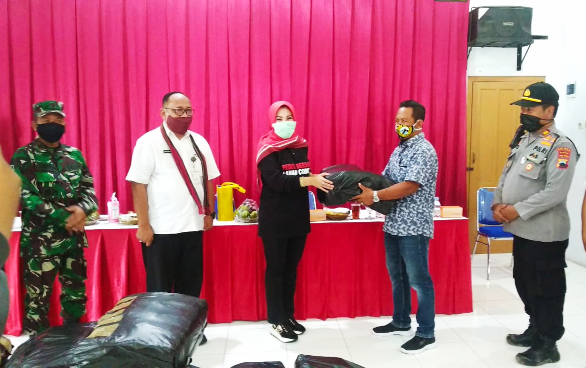 Bupati Klaten, Sri Mulyani secara simbolis membagikan bantuan masker untuk tujuh kecamatan, Rabu (22/4/2020).
