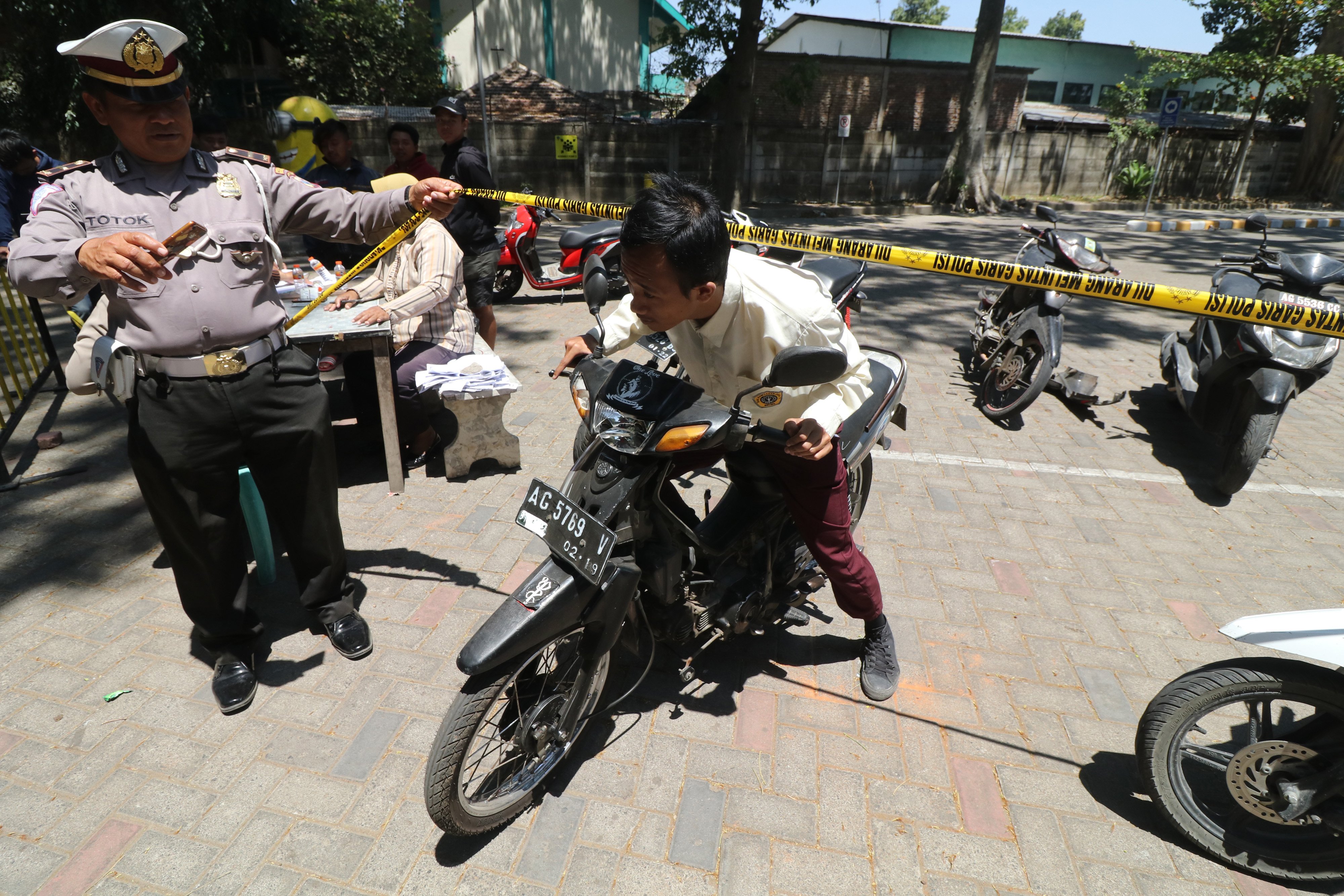 Warga mengambil sepeda motor yang menjadi barang bukti kericuhan antara suporter sepakbola di Kota Kediri, Jawa Timur.