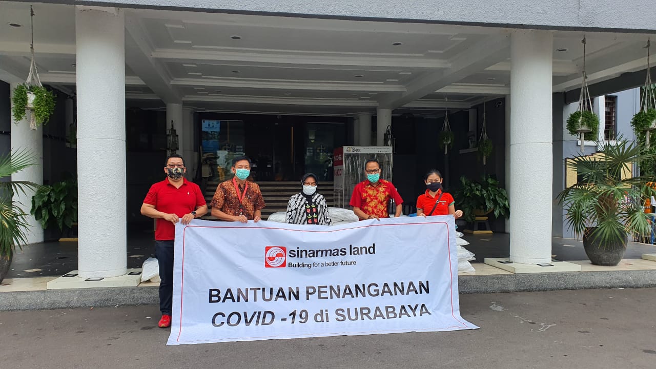 Aditya Sutantio selaku Surabaya Division Head mewakili Sinar Mas Land menyerahkan bantuan kepada Wali Kota Surabaya Tri Rismaharini.